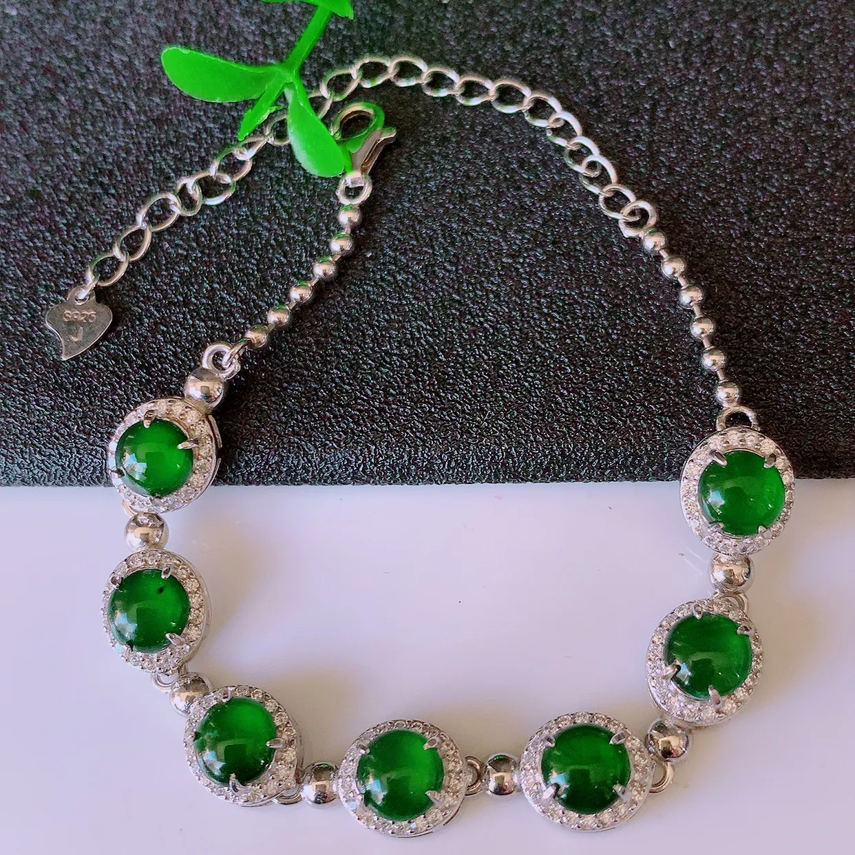 冰透满绿翡翠925银镶嵌手链，自然光实拍，翠色灵动，颜色漂亮，种老水足，品相佳，佩戴佳品！#97.1