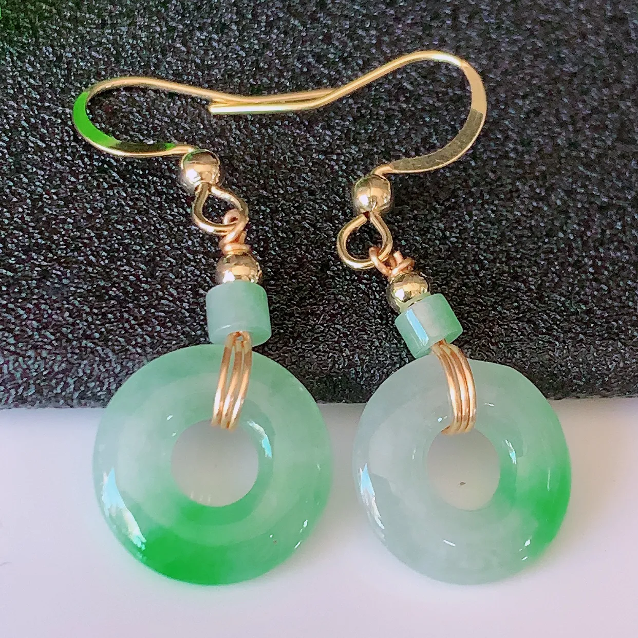 自然光实拍，冰种飘阳绿翡翠一对平安扣耳坠，翠色灵动，玉质细腻，颜色漂亮，品相佳，佩戴佳品！配图银线 #57.15尺寸13.8*2.8