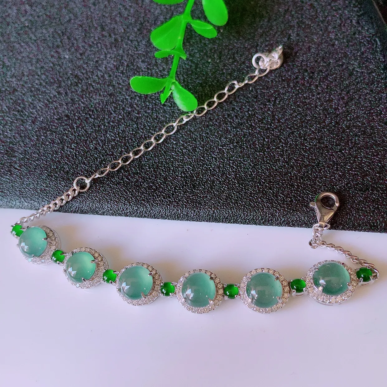 冰透满绿翡翠925银镶嵌手链，自然光实拍，翠色灵动，颜色漂亮，种老水足，品相佳，佩戴佳品！#97.15取一整体16.5*8.5*6.5裸石6.5*6