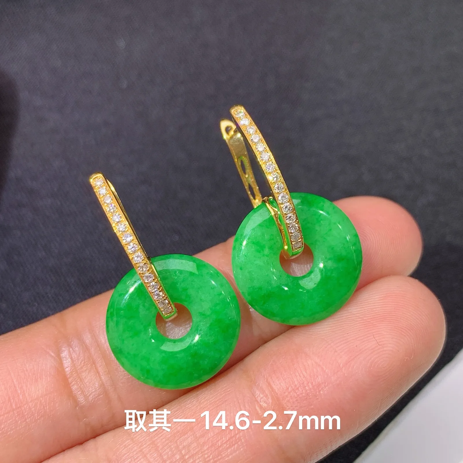 阳绿甜甜圈耳坠，18k金镶嵌，简约时尚，冰润色阳，种水足， 尺寸14.6*2.7