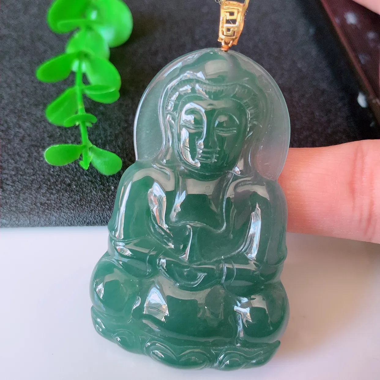 18K金镶嵌冰种满色翡翠观音菩萨吊坠，赐福翡翠观音，观音面相端庄，品相佳，佩戴气质！#35.15整体60裸石54.2*34.5*5.5
