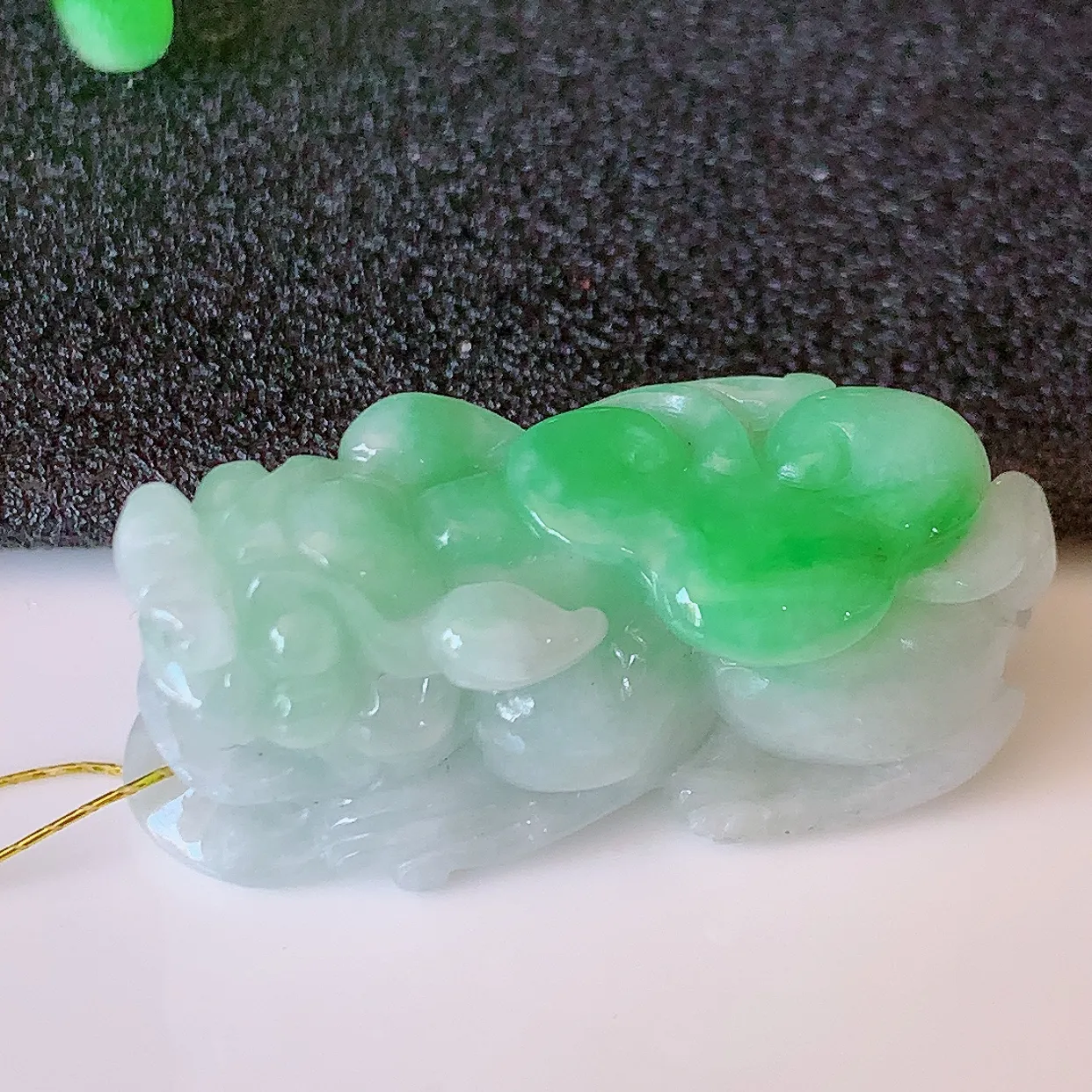 自然光实拍，水润飘绿翡翠招财貔貅吊坠，民间有“一摸貔貅运程旺盛，再摸貔貅财运滚滚，三摸貔貅平步青云 