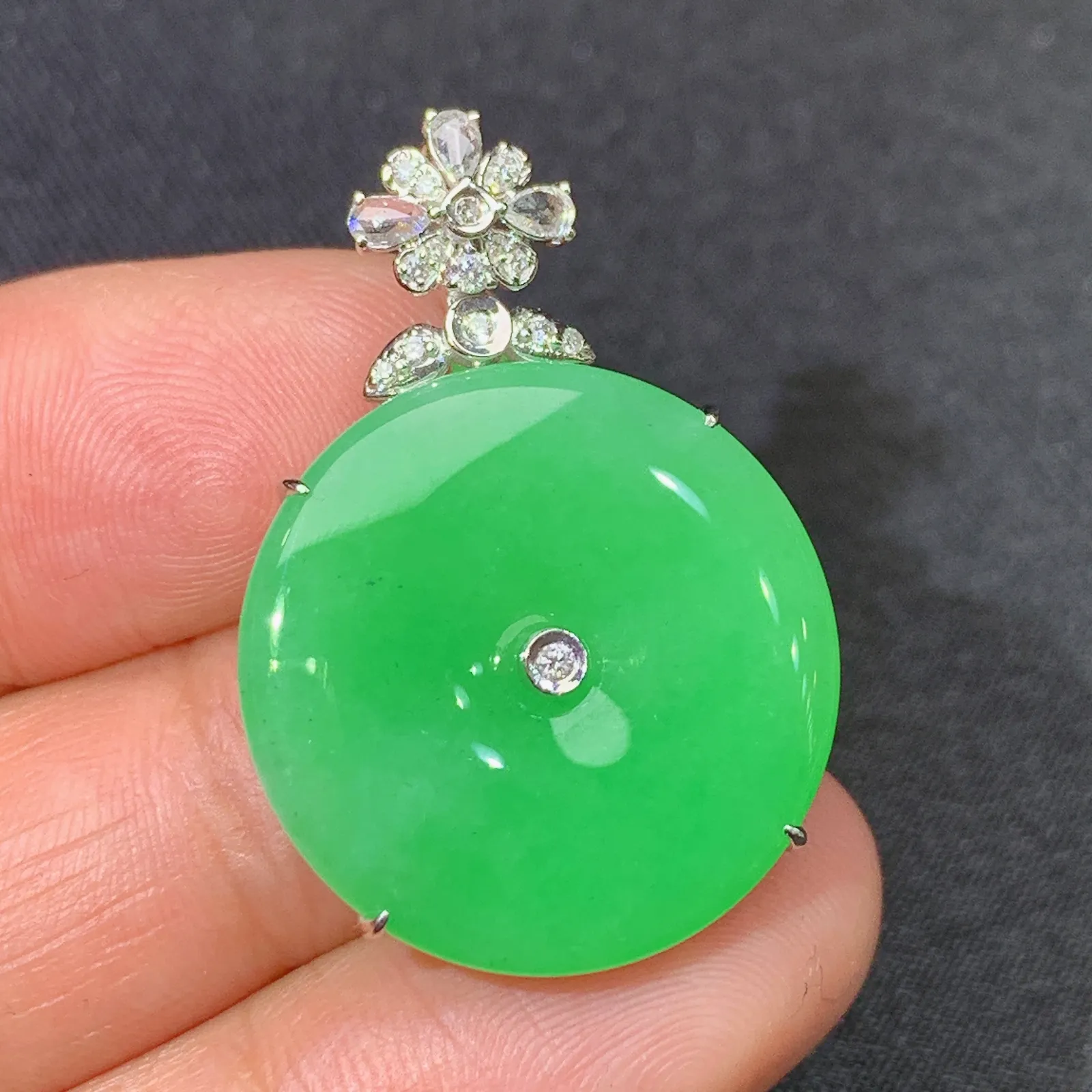 甜阳绿平安扣吊坠，18k金镶嵌，冰润色阳，玉质细腻，种水足 尺寸38.2*21.1*5.6