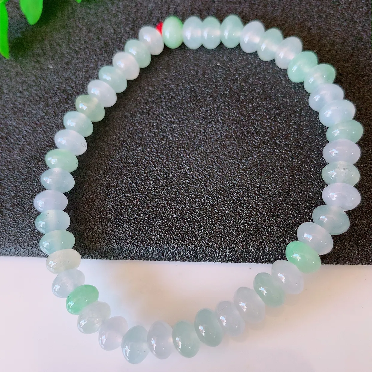 自然光实拍，冰种飘绿翡翠手串手链，种老水足，冰清玉润  颜色漂亮  #46.15取一尺寸6.2