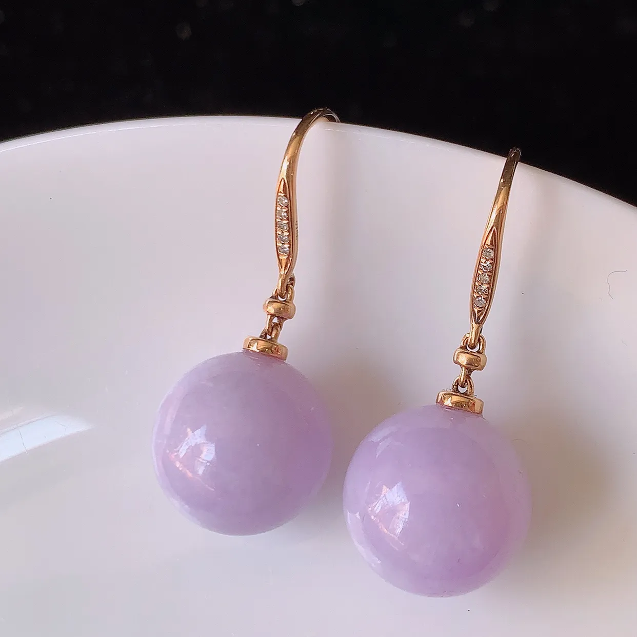 自然光实拍 18k金镶嵌紫罗兰翡翠圆珠耳坠，沁人心脾，豪华镶嵌而成，耳坠佩戴效果大气出众，尽显气质。种水好，胶感足，颜相当漂亮，高性价比，值得入手品鉴！#83.15耳坠整体长29.5裸石12.5