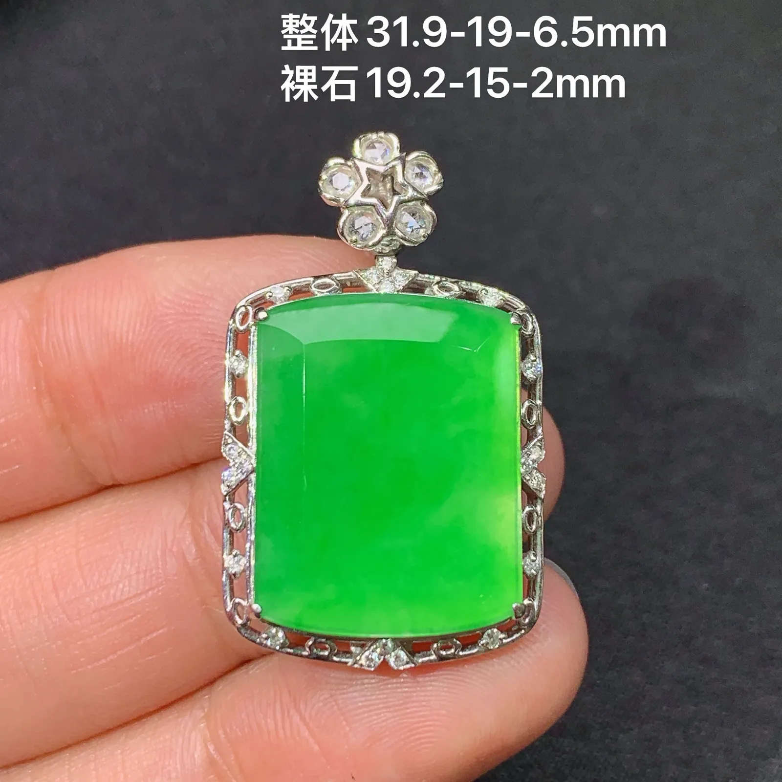 阳绿无事牌吊坠，18k金镶嵌，冰润色阳，种老水足 尺寸31.9*19*6.5