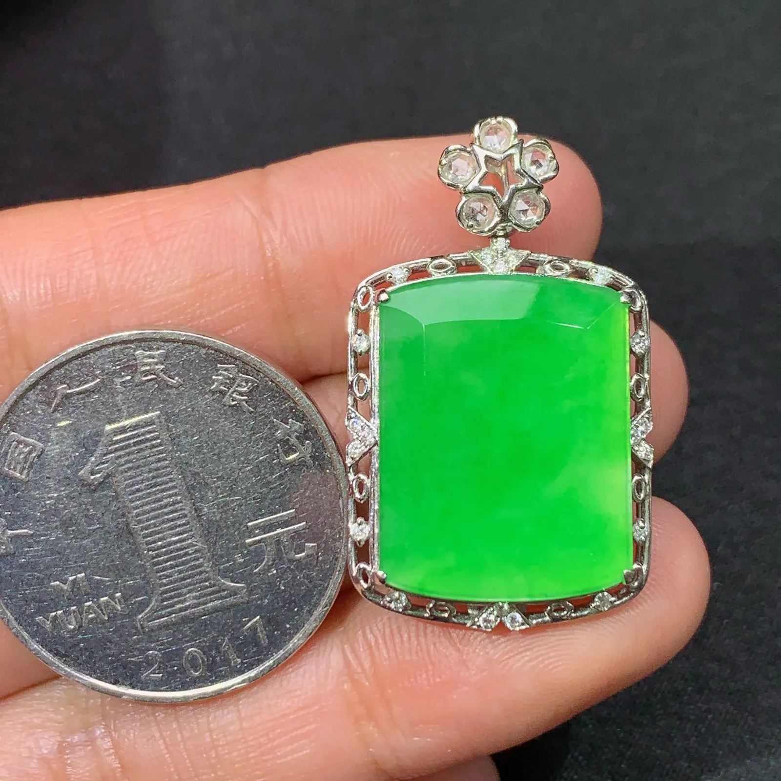 阳绿无事牌吊坠，18k金镶嵌，冰润色阳，种老水足 尺寸31.9*19*6.5