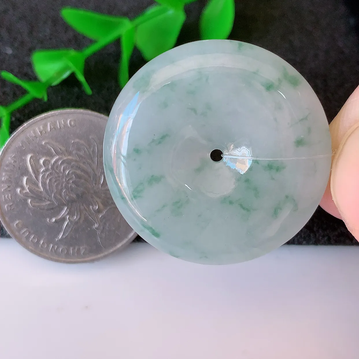 自然光实拍，冰飘花翡翠平安扣吊坠，翠色灵动，种老水足，寓意好，品相佳，佩戴佳品！#49.15