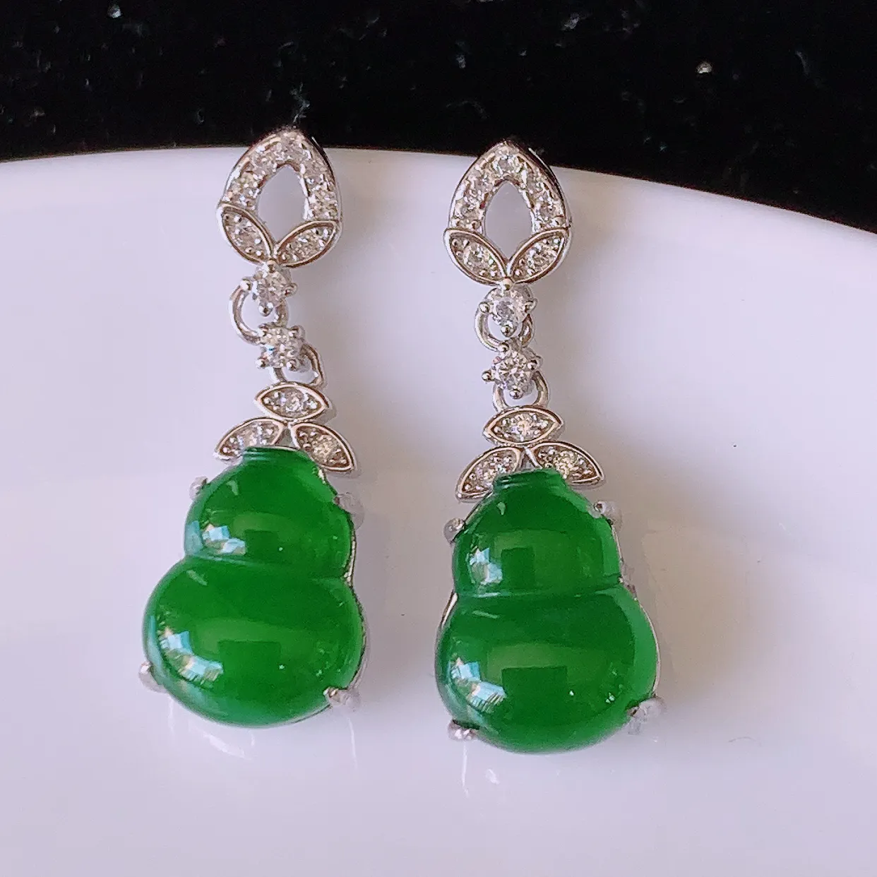 冰透满绿翡翠925银镶嵌葫芦耳坠，自然光实拍，翠色灵动，颜色漂亮，种老水足，品相佳，佩戴佳品！#97.15整体22*7.8*5.2裸石10*7.8