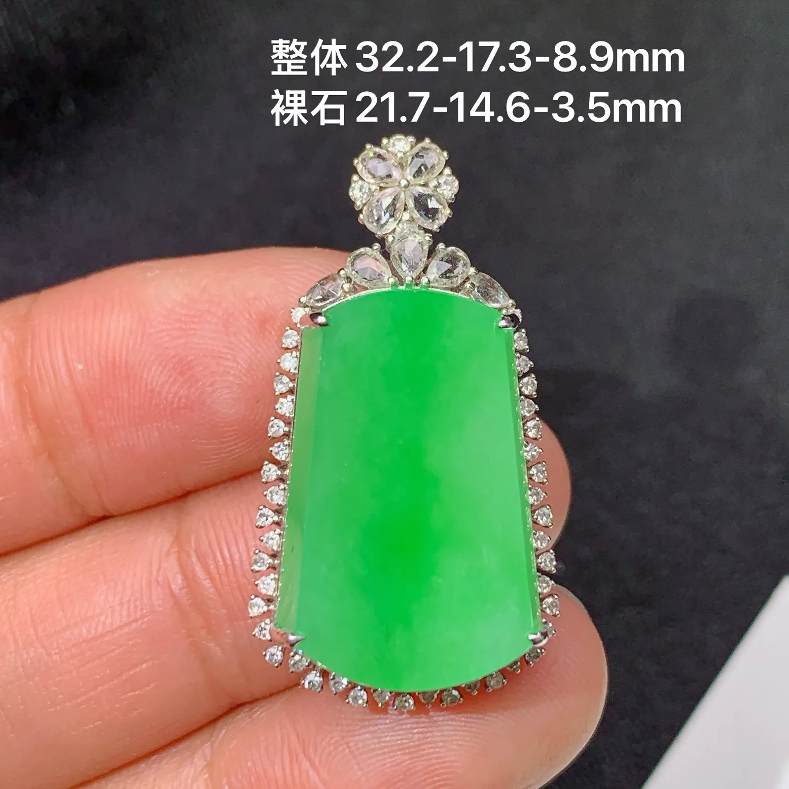 甜绿无事牌吊坠，18k金镶嵌，冰润色阳，种老水足 尺寸32.2*17.3*8.9