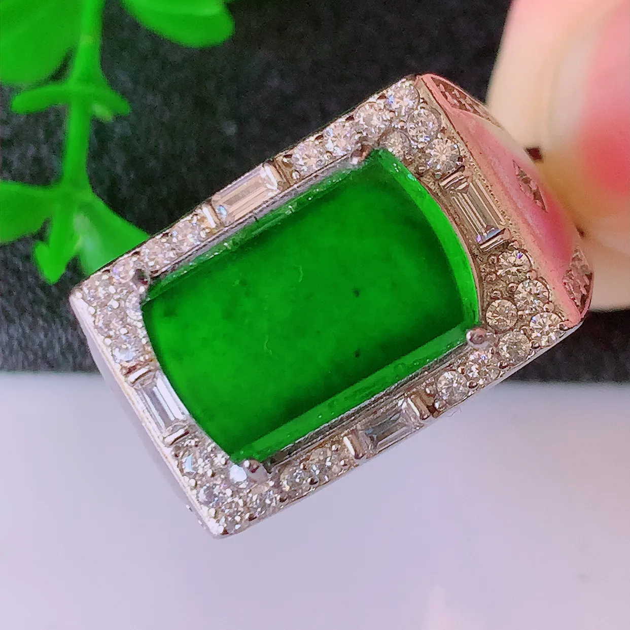 冰透满绿翡翠925银镶嵌马鞍戒面，自然光实拍，翠色灵动，颜色漂亮，种老水足，品相佳，佩戴佳品！#97.15整体27*19.2*6.5裸石14-9.5