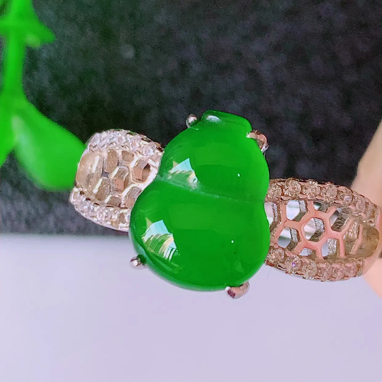 冰透满绿翡翠925银镶嵌戒指，自然光实拍，翠色灵动，颜色漂亮，种老水足，品相佳，佩戴佳品！#97.1