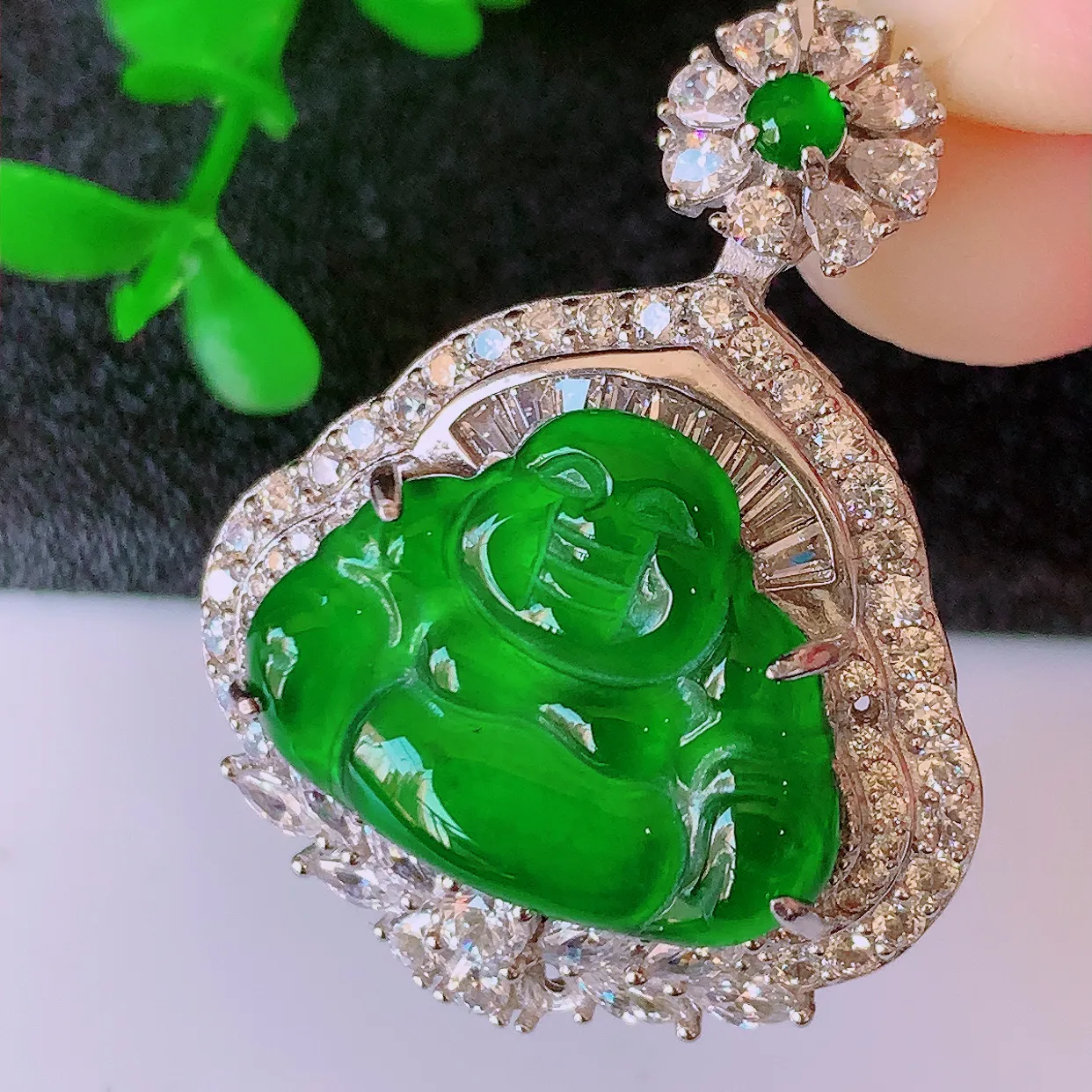 冰透满绿翡翠925银镶嵌佛公吊坠，自然光实拍，翠色灵动，颜色漂亮，种老水足，品相佳，佩戴佳品！#97.15整体34.2*26.5*12.5裸石20*15