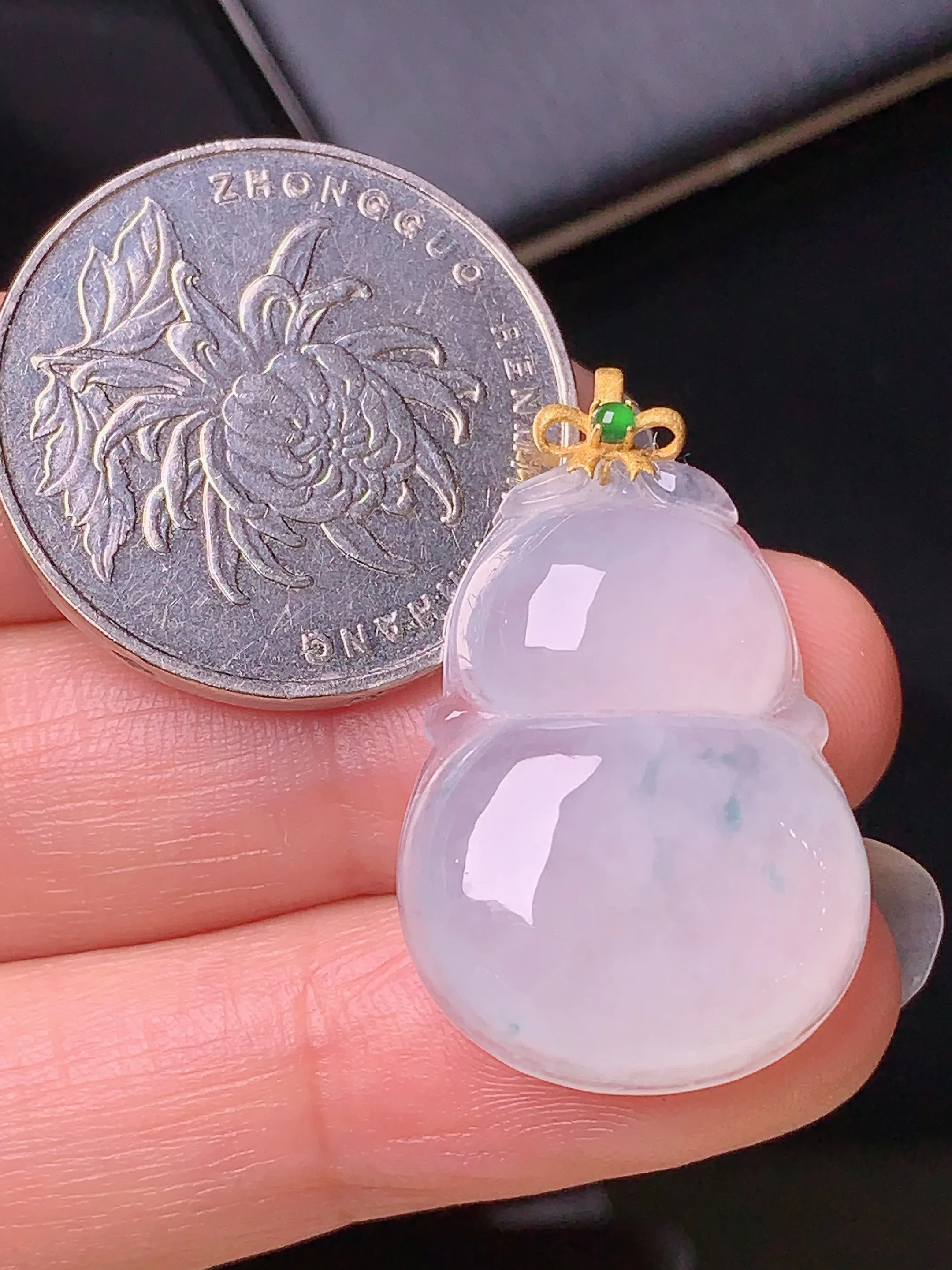 18k金镶嵌冰种葫芦吊坠 玉质细腻 色泽清新艳丽 整体尺寸30.2*18.7*5.5