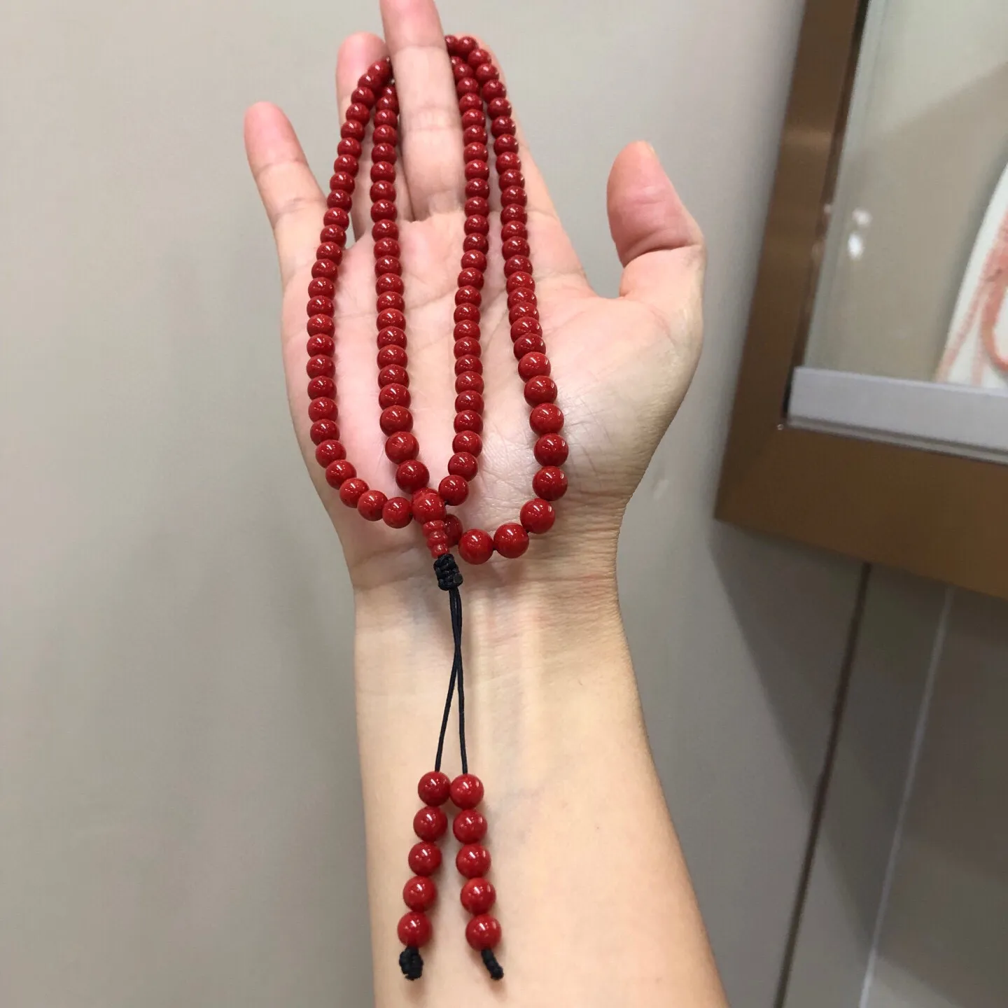 【牛血7mm圆珠红珊瑚108大佛珠串】传承精品！科西卡材料，西班牙产地。牛血红颜色，珠子直径7.1-6.2mm左右！108粒加佛头弟子珠共120粒，可作念佛珠串，每料珠子均为天然珊瑚，珊瑚自古就为佛教珍宝，大师，高僧的喜爱之物！可加持，可守护！深海千年有机宝石，重量为45.79克！