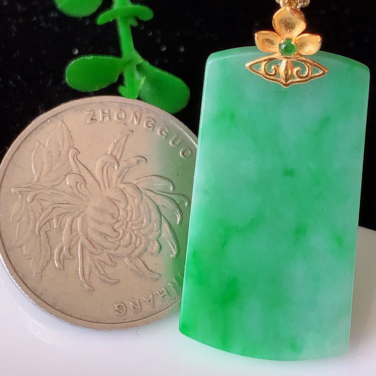 18K金镶嵌冰润飘绿翡翠平安无事牌吊坠，翡翠无事牌，平平安安，无事牌翠色灵动，佩戴平安时尚！#1.15整体37*17*4.5裸石32*17