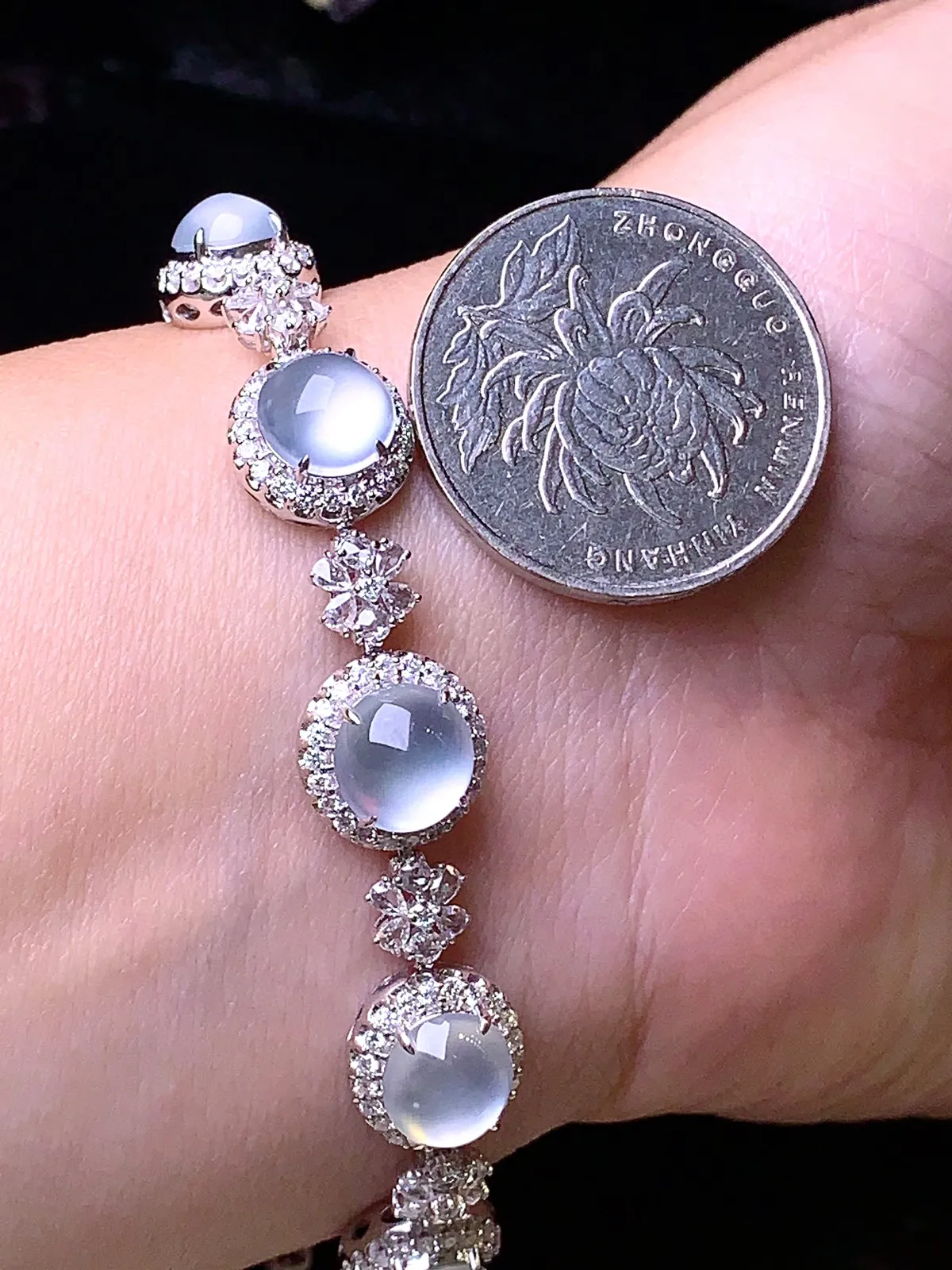 18k金钻镶嵌冰种蛋面手链 玉质细腻 色泽清新艳丽 整体尺寸96.6*11*8.2