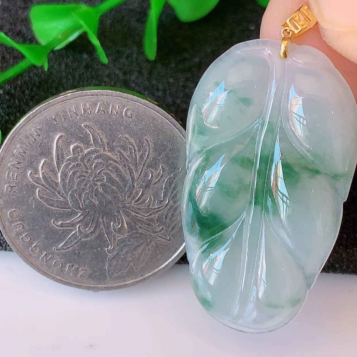 18K金镶嵌冰种飘花翡翠叶子吊坠 ，种水足，色泽清新，工艺精湛，叶子寓意美好；金枝玉叶，事业有成。#49.15