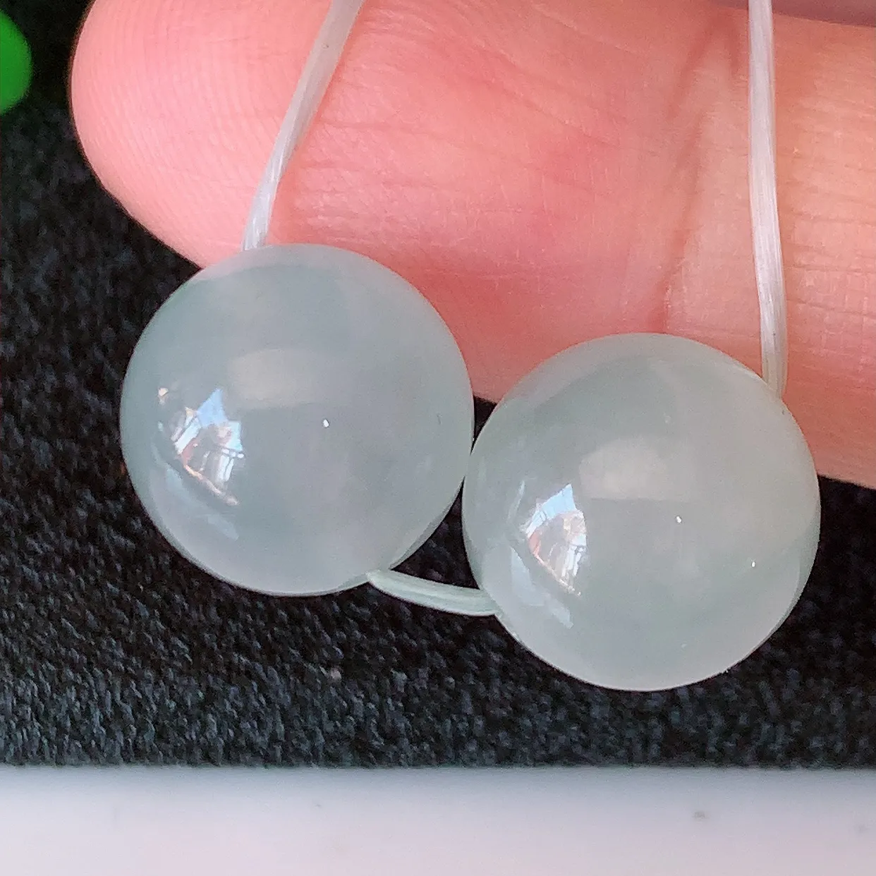 自然光实拍，冰种翡翠一对转运珠、路路通吊坠，寓意“时来运转，财源滚滚” 寓意佳，荧光灼灼，转运珠佩戴