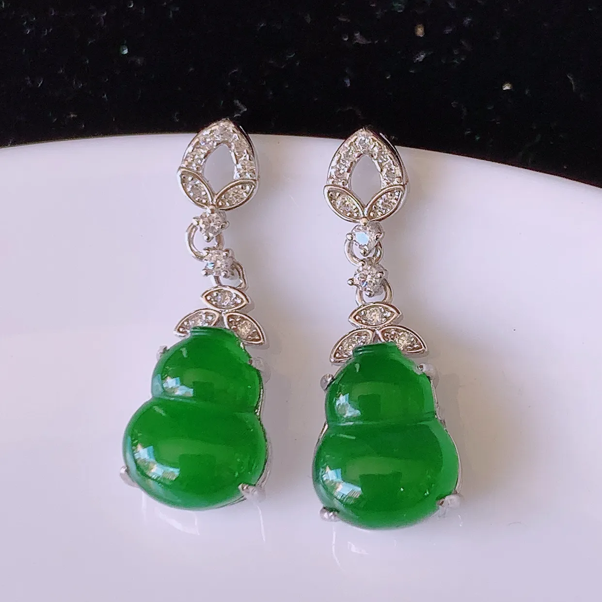 冰透满绿翡翠925银镶嵌葫芦耳坠，自然光实拍，翠色灵动，颜色漂亮，种老水足，品相佳，佩戴佳品！#97.15整体22*7.8*5.2裸石10*7.8