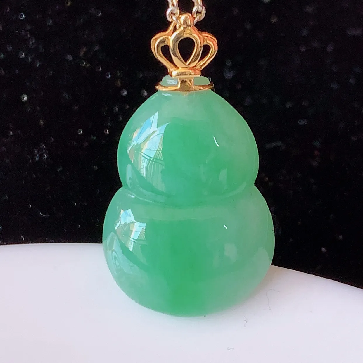 自然光实拍，18K金镶嵌满绿翡翠葫芦吊坠，翡翠葫芦，寓意福禄双全，财源滚滚，佩戴效果优雅迷人！#83.15整体28.8-裸石22*15.5*5