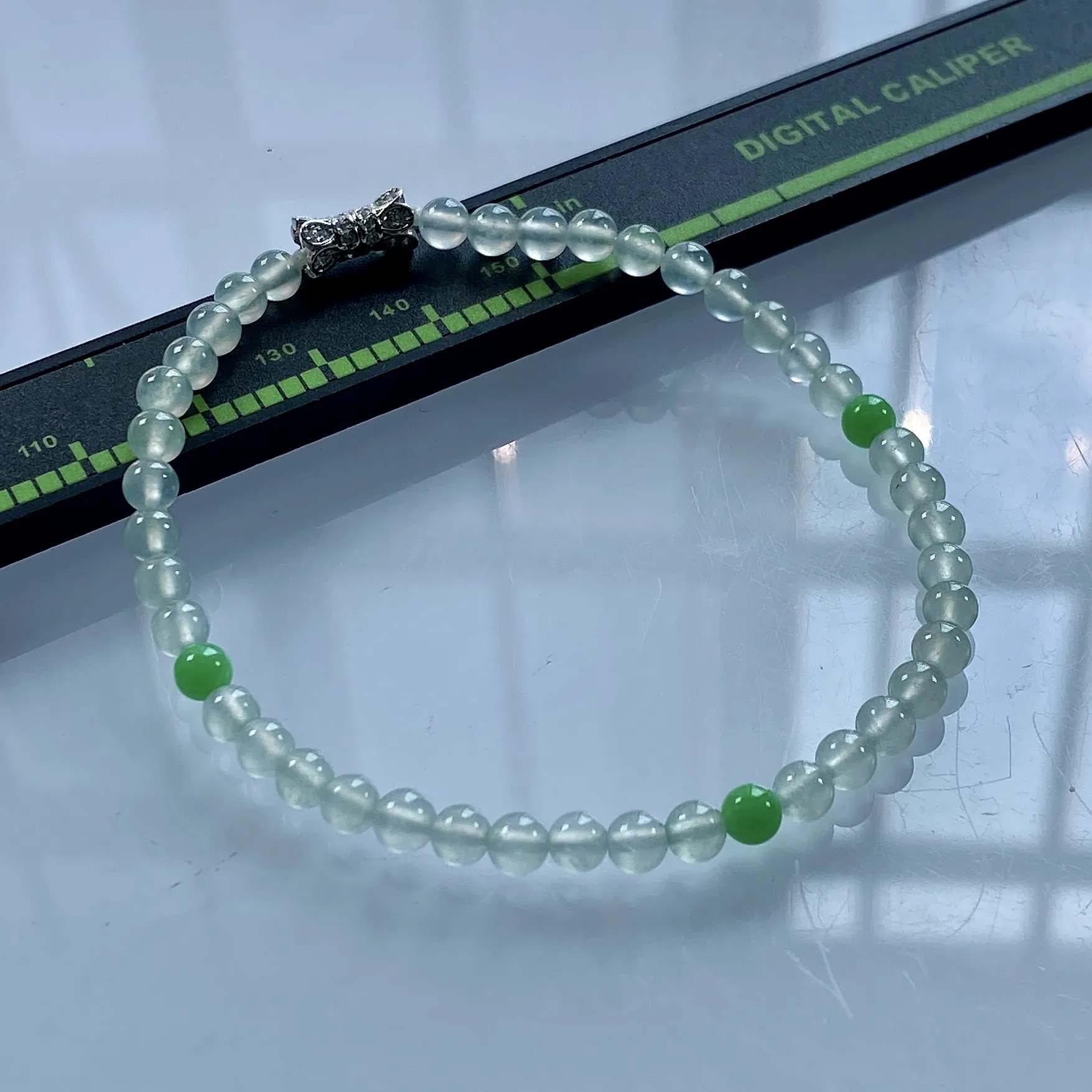 缅甸天然翡翠A货，卡4.2高冰种起光起胶双彩小圆珠手串手链，尺寸：4.2mm/43颗，重量：6.12