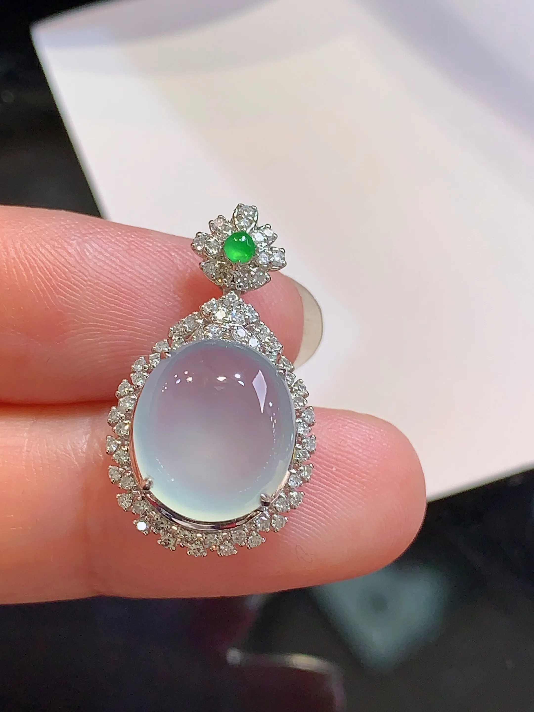 18k金钻镶嵌冰种蛋面吊坠 玉质细腻 色泽清新艳丽 整体尺寸24.6*14*9