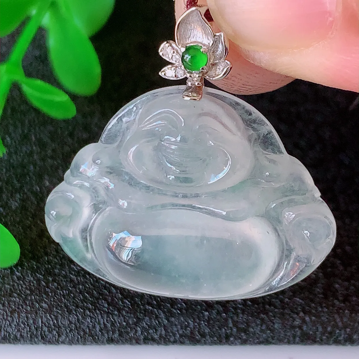 自然光实拍，18K金镶嵌冰种翡翠佛公吊坠，冰透饱满， 佛公亦保平安，寓意有福（佛公）相伴，品相佳，配