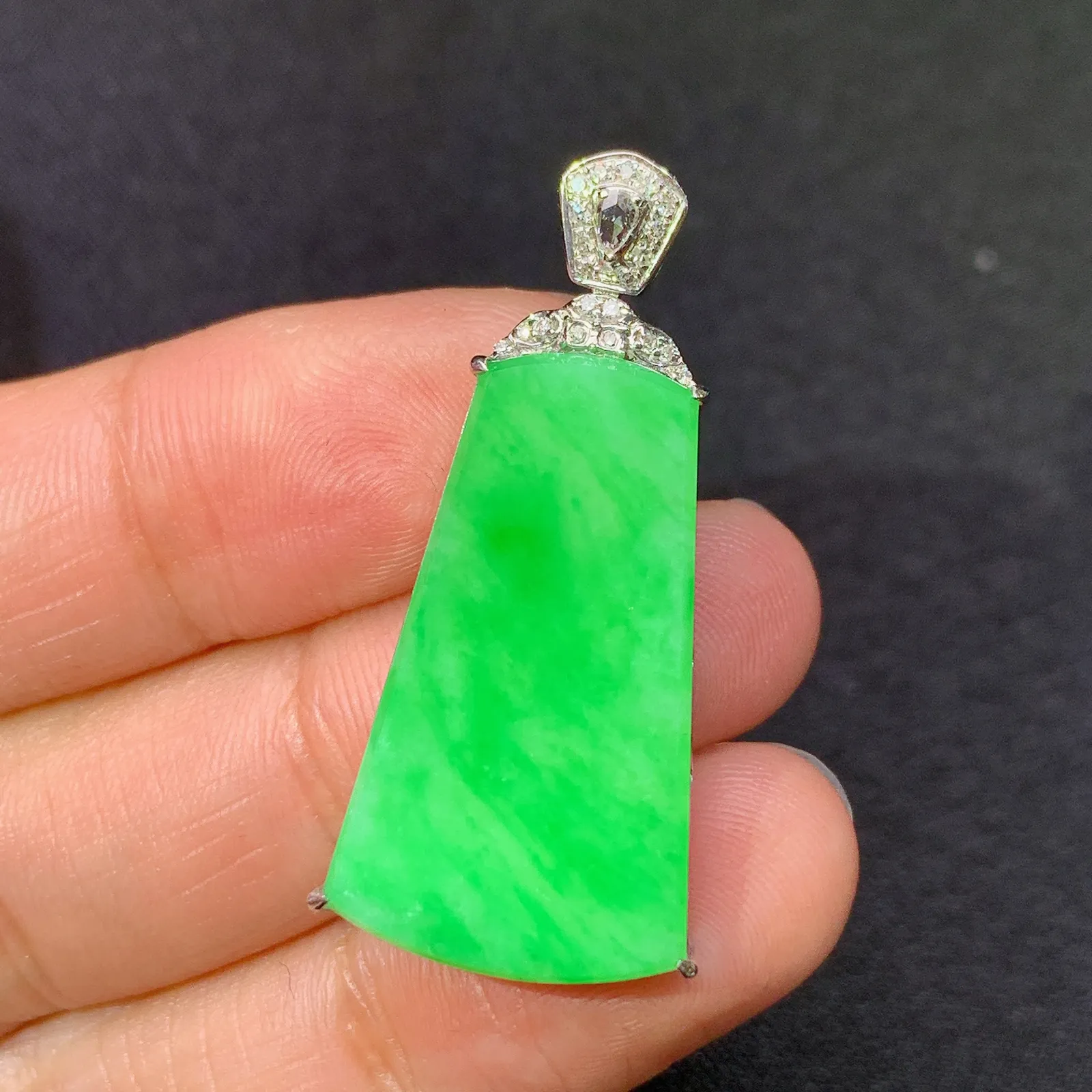 阳绿无事牌吊坠，18k金镶嵌，冰润色阳，种老水足 尺寸35.6*16.8*4.9