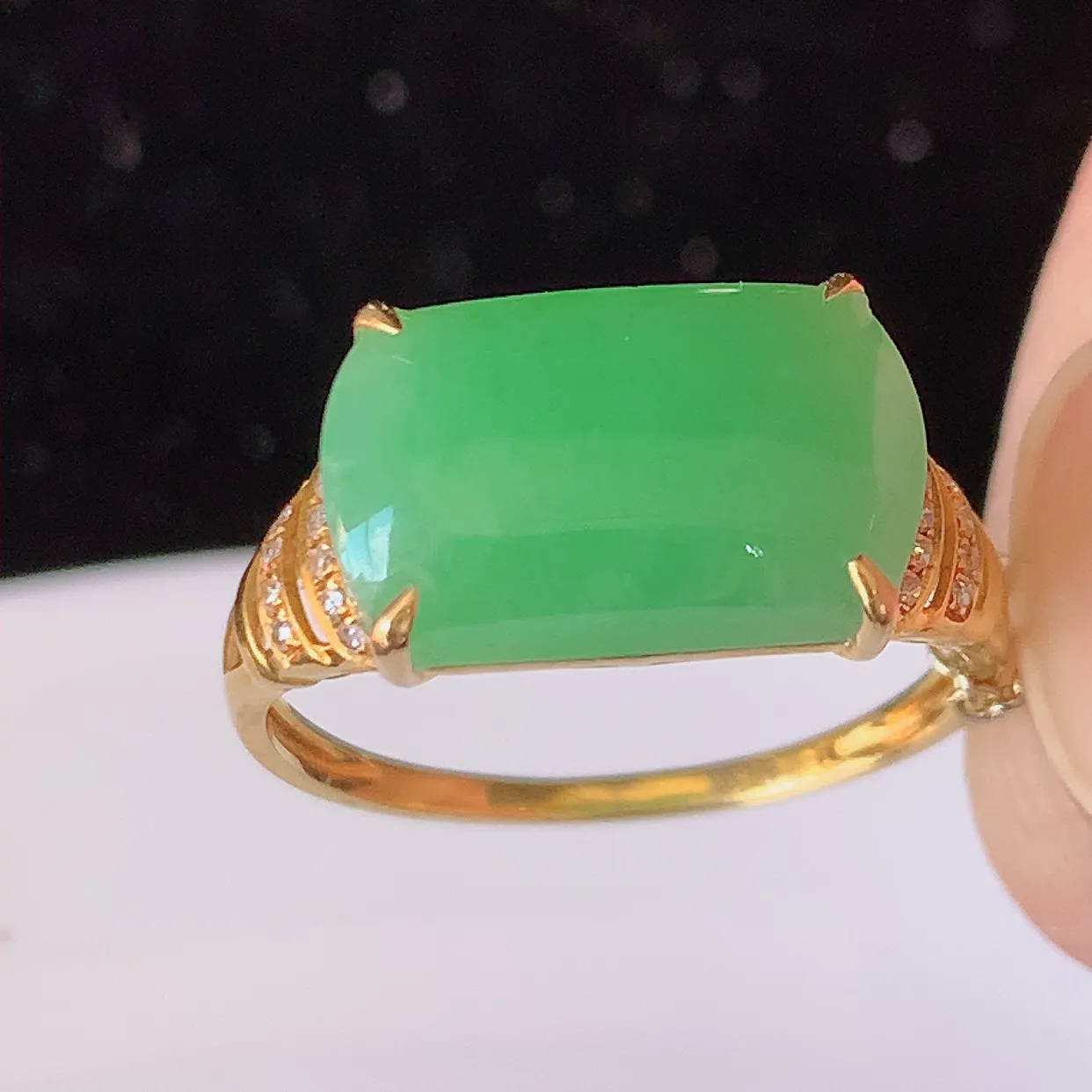 自然光实拍 18K金精工镶嵌翡翠满绿马鞍戒指，玉质细腻，翡翠色泽均匀，艳丽饱满，款式高贵大气，15圈