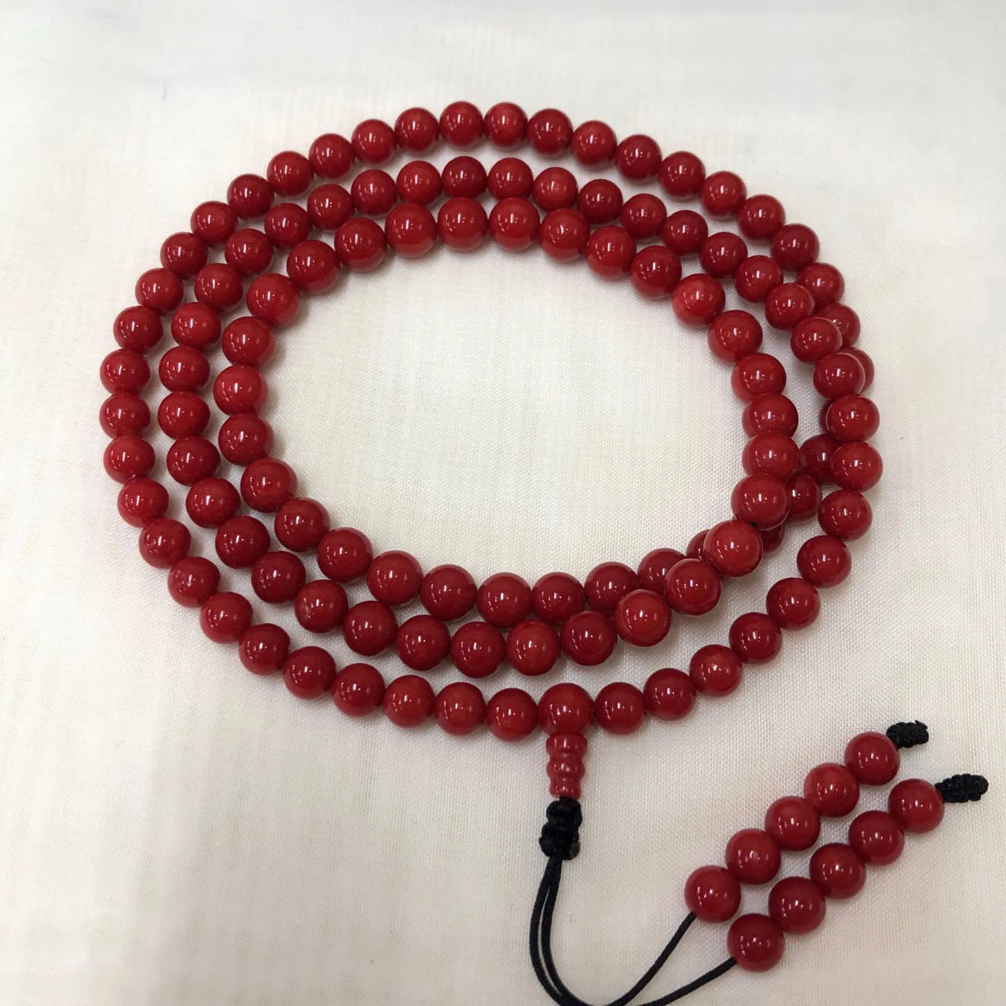 【牛血7mm圆珠红珊瑚108大佛珠串】传承精品！科西卡材料，西班牙产地。牛血红颜色，珠子直径7.1-6.2mm左右！108粒加佛头弟子珠共120粒，可作念佛珠串，每料珠子均为天然珊瑚，珊瑚自古就为佛教珍宝，大师，高僧的喜爱之物！可加持，可守护！深海千年有机宝石，重量为45.79克！