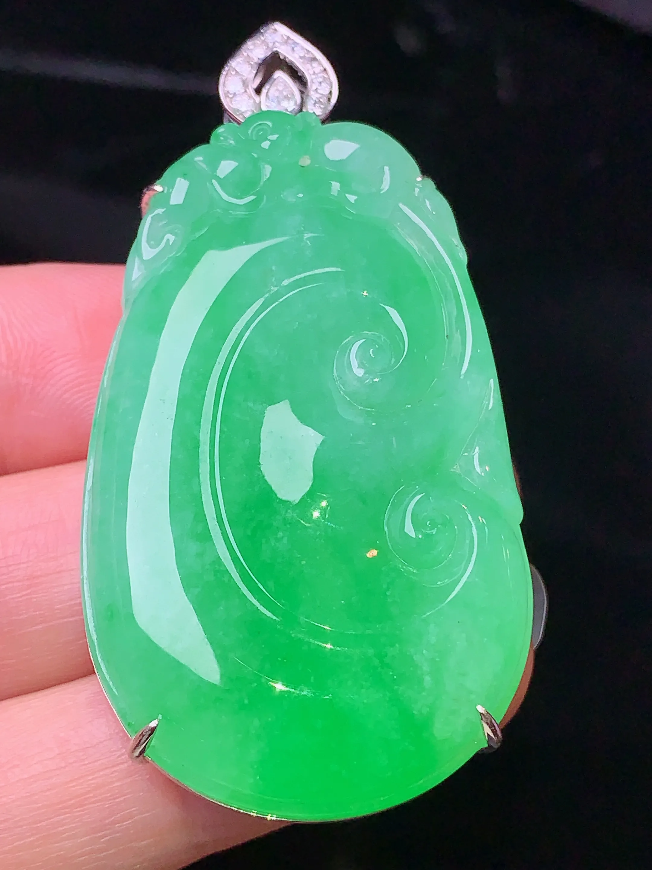 18k金钻镶嵌翠绿如意吊坠 玉质细腻 色泽清新艳丽 整体尺寸55.8*27.5*8.8