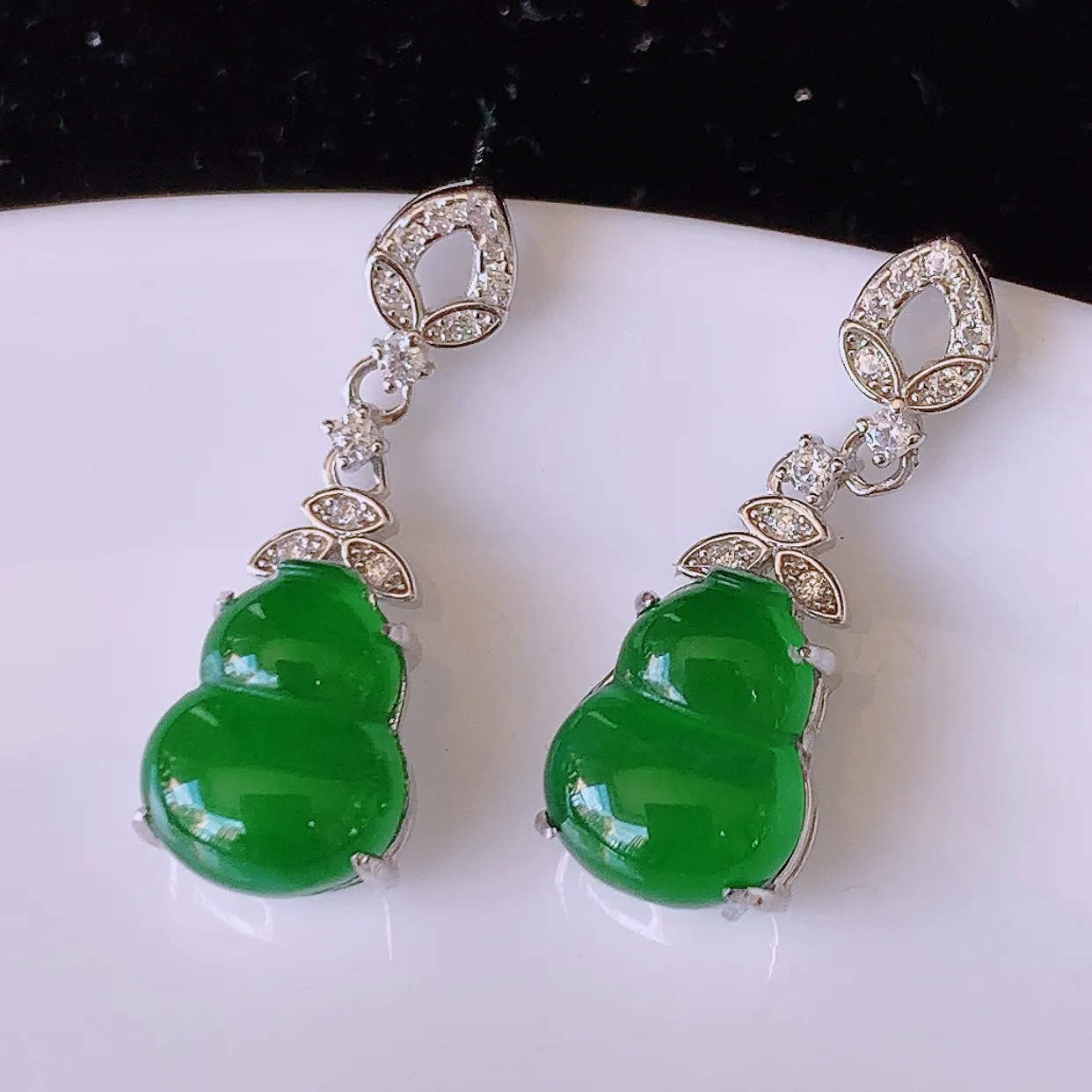 冰透满绿翡翠925银镶嵌葫芦耳坠，自然光实拍，翠色灵动，颜色漂亮，种老水足，品相佳，佩戴佳品！#97.15整体22*7.8*5.2裸石10*7.8