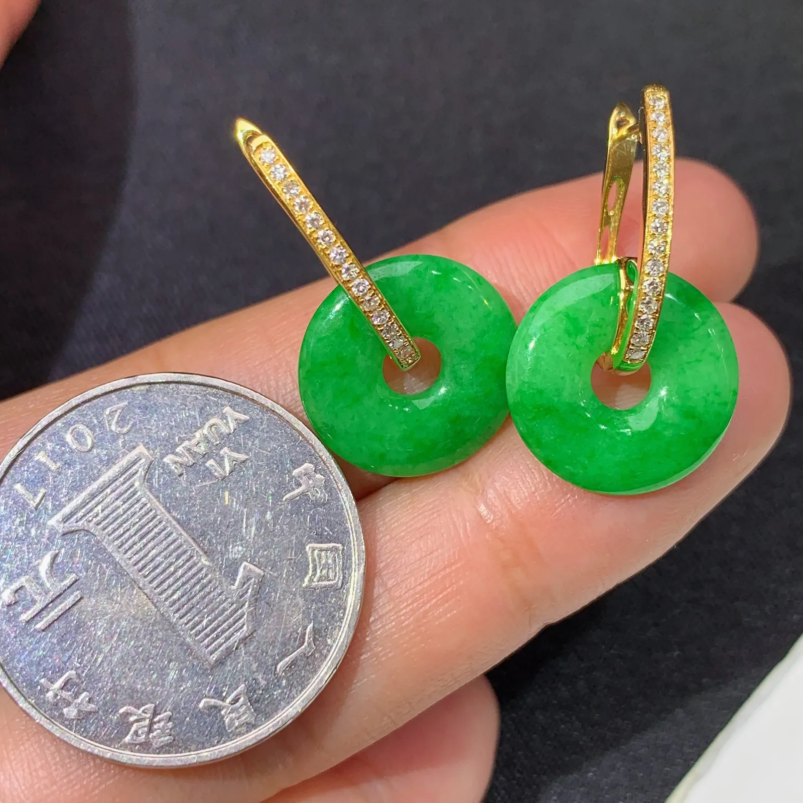 阳绿甜甜圈耳坠，18k金镶嵌，简约时尚，冰润色阳，种水足， 尺寸14.6*2.7