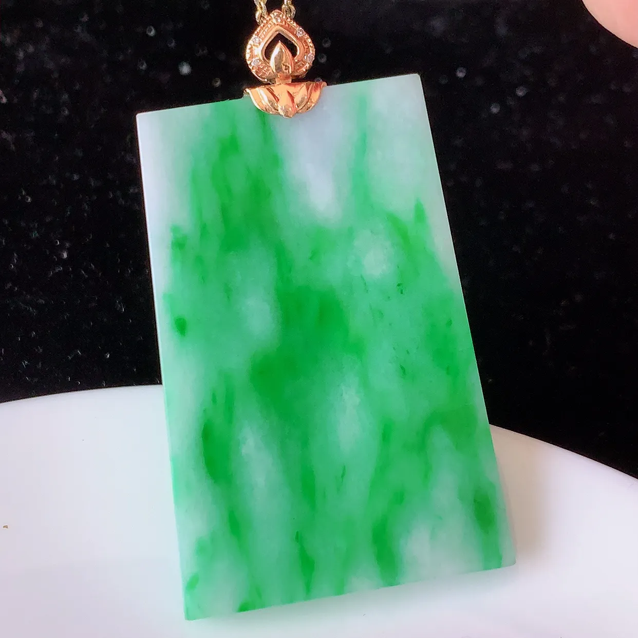 自然光实拍，18K金镶嵌水润飘绿辣绿翡翠平安无事牌吊坠，平平安安，无事牌翠色灵动，佩戴平安时尚！#83.15整体49*28*4.8裸石42*28