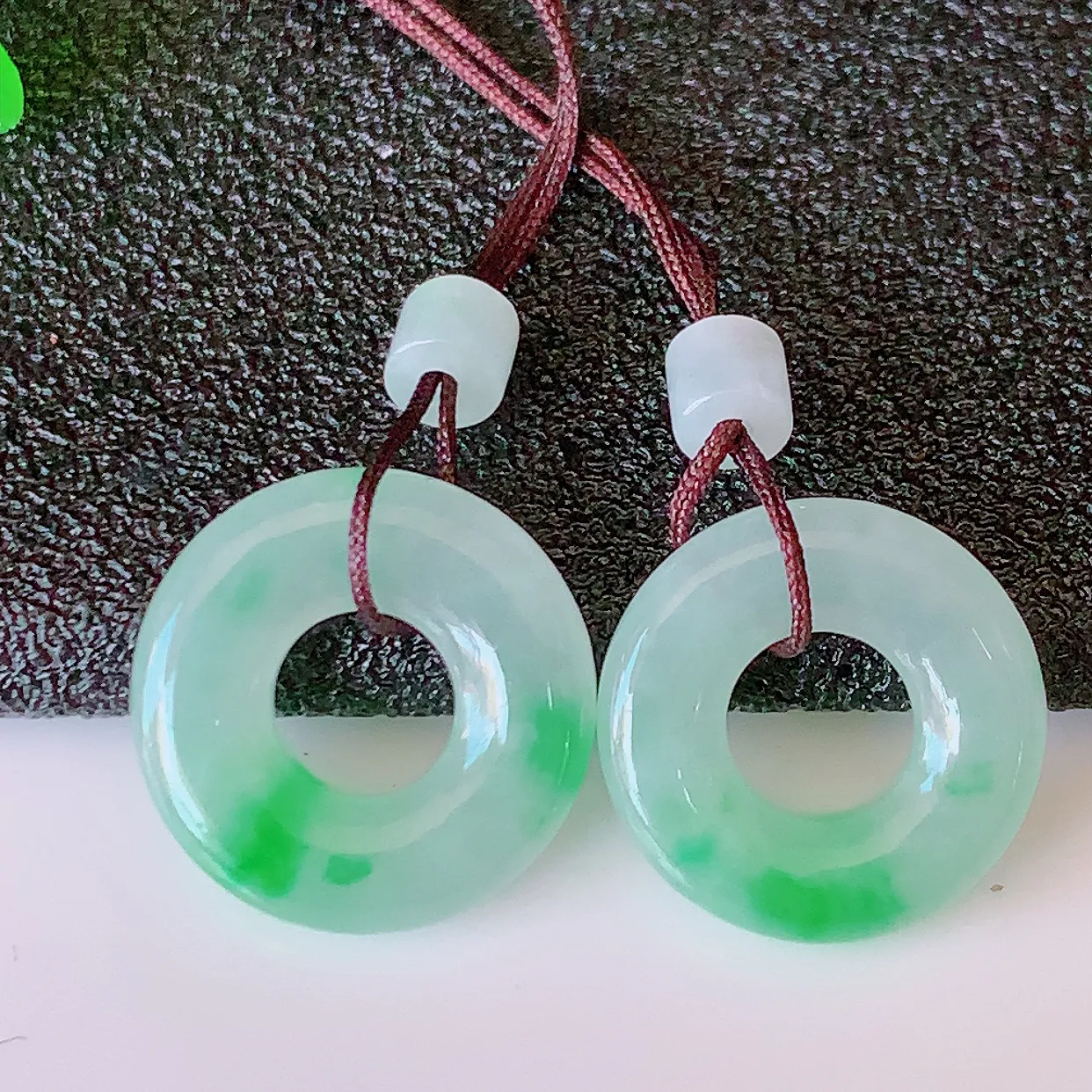 自然光实拍，冰种飘阳绿翡翠一对平安扣耳坠，翠色灵动，玉质细腻，颜色漂亮，品相佳，佩戴佳品！配银线 #