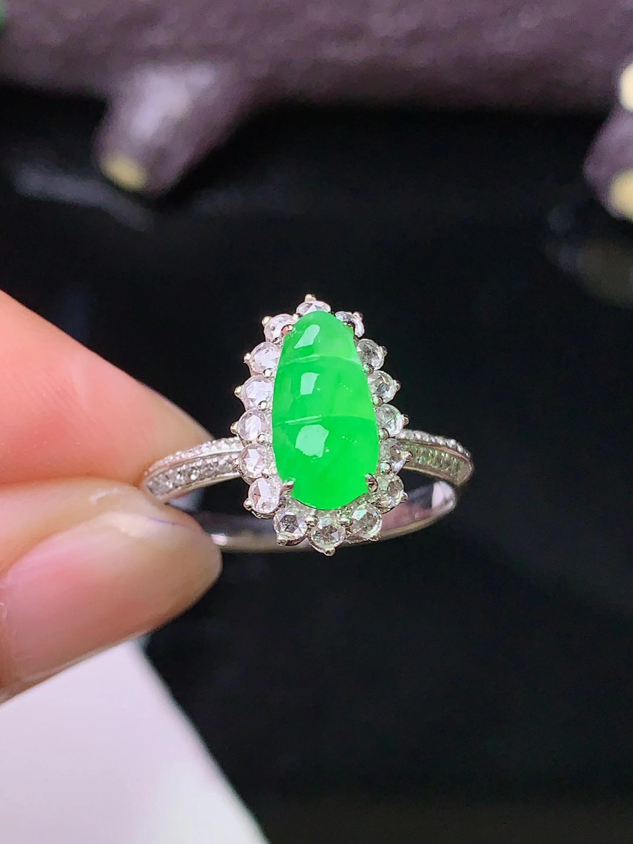 18k金钻镶嵌翠绿四季豆戒指 玉质细腻 色泽清新艳丽 圈口13.5 整体尺寸13.7*9.2*8.8