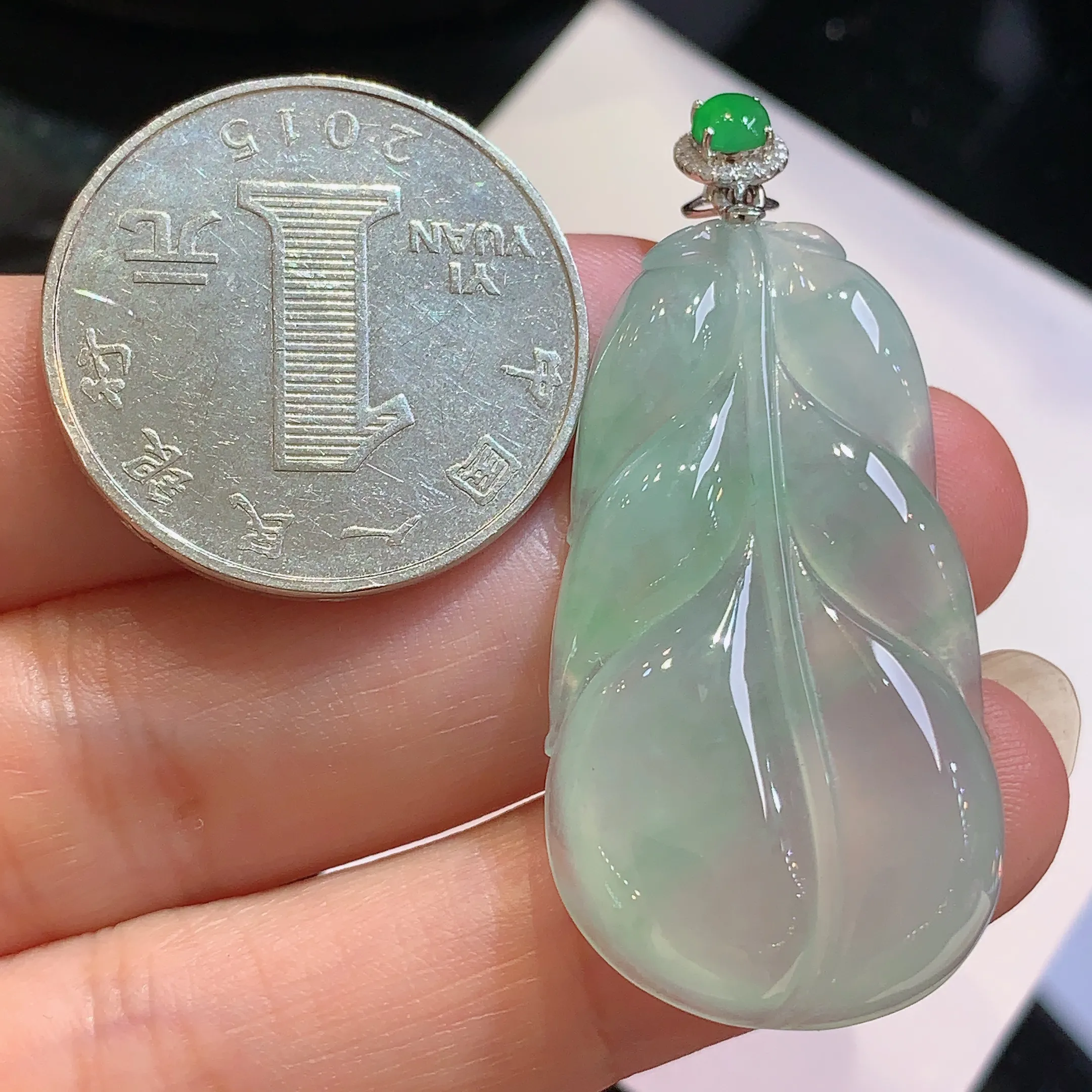 18k金镶嵌冰种树叶吊坠 玉质细腻 色泽清新艳丽 整体尺寸44.5*20*5.8