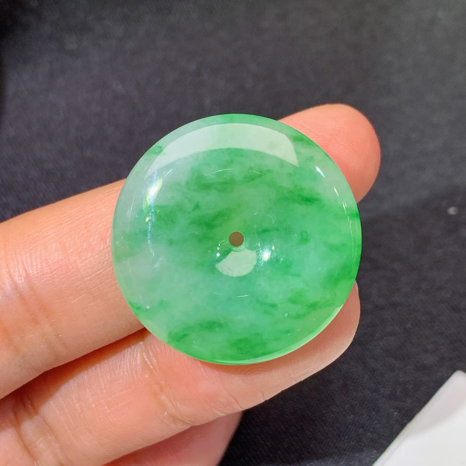 飘绿平安扣，冰润色阳，玉质细腻，种水足 尺寸25.4*5