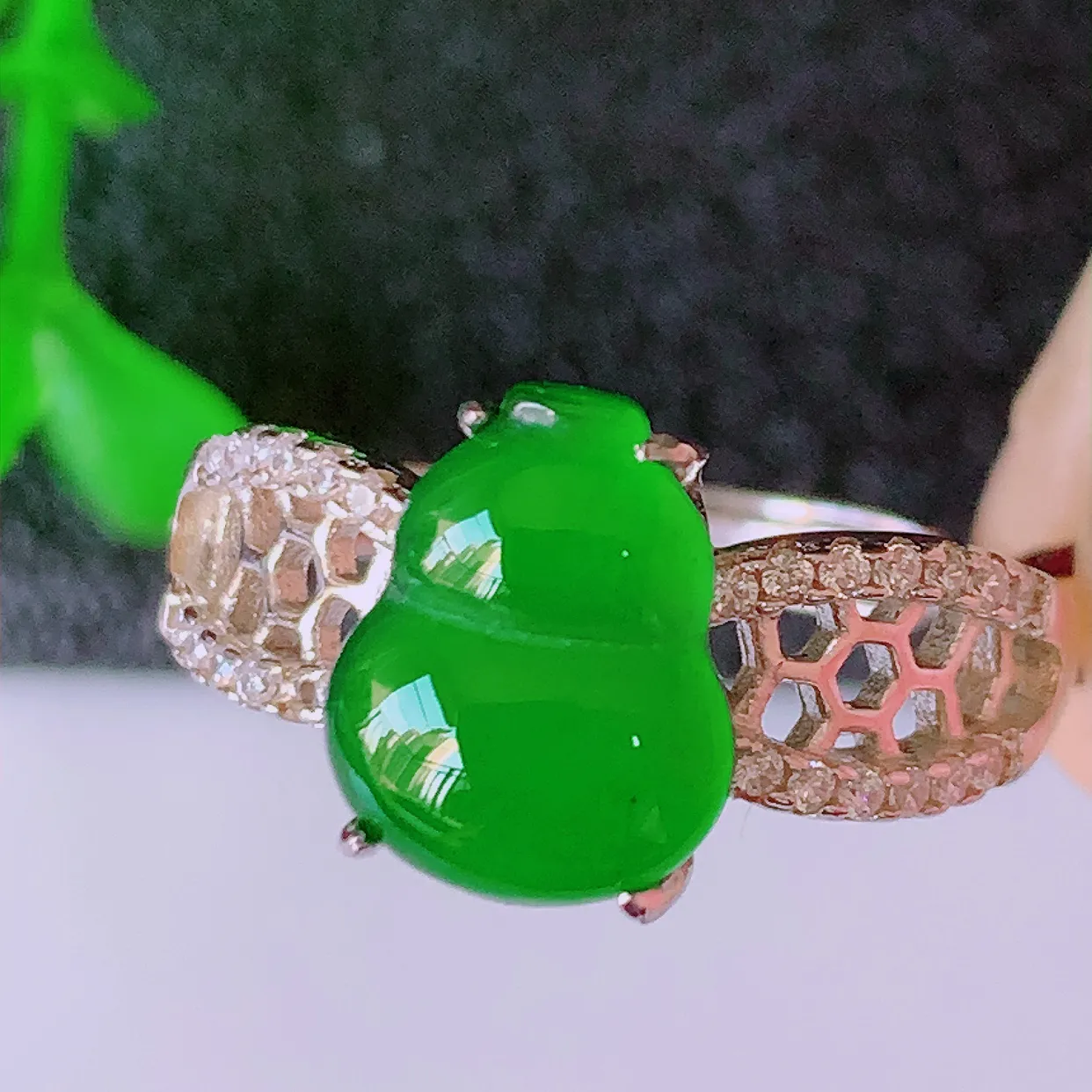 冰透满绿翡翠925银镶嵌戒指，自然光实拍，翠色灵动，颜色漂亮，种老水足，品相佳，佩戴佳品！#97.15（圈口可调大小）整体22*17*5裸石10-7.8