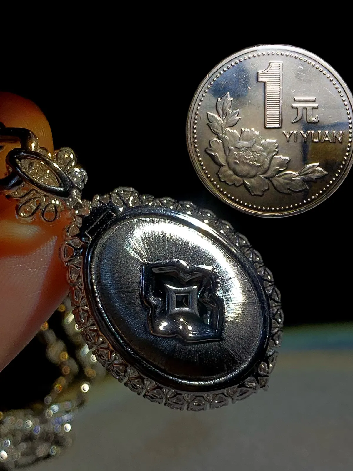 饱满辣绿翡翠蛋面吊坠，
裸石23.2-16.2-8.2mm，
整体40.5-22.5-15mm，16.23g，
18K金，南非钻，不配图链