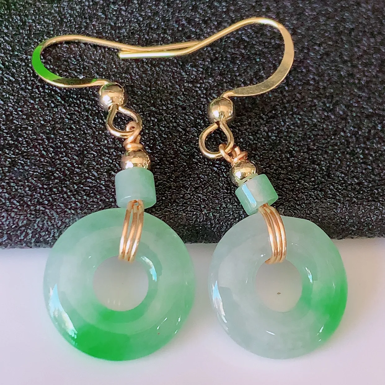 自然光实拍，冰种飘阳绿翡翠一对平安扣耳坠，翠色灵动，玉质细腻，颜色漂亮，品相佳，佩戴佳品！配图银线 