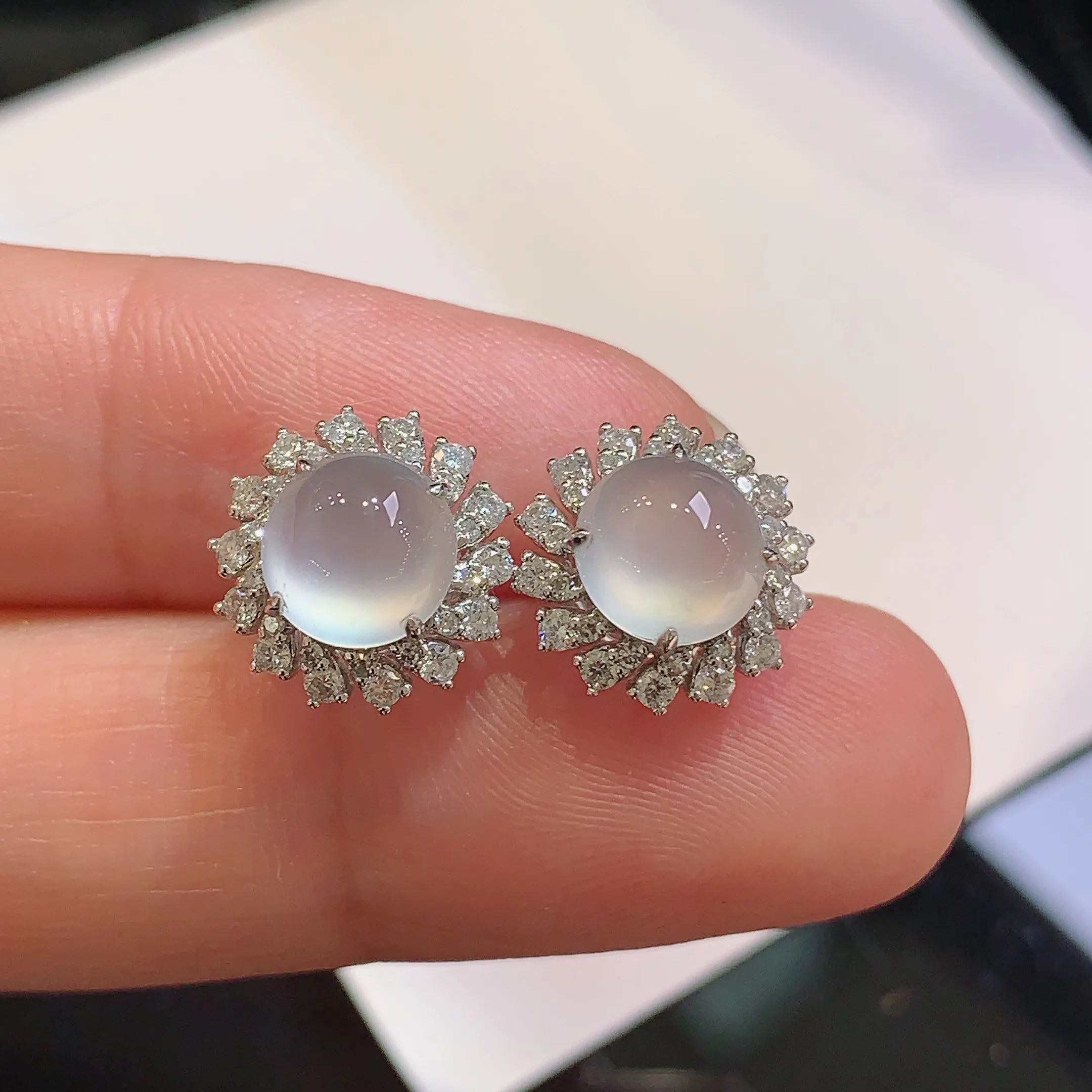 18k金钻镶嵌冰种蛋面耳钉 玉质细腻 色泽清新艳丽 整体尺寸11.2*7.5