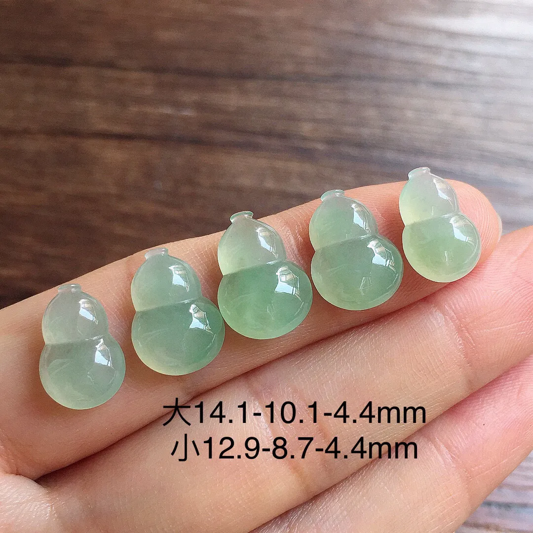 冰晴底葫芦一手，镶嵌佳品，冰润细腻，色阳，种水足 尺寸14.1*10.1*4.4