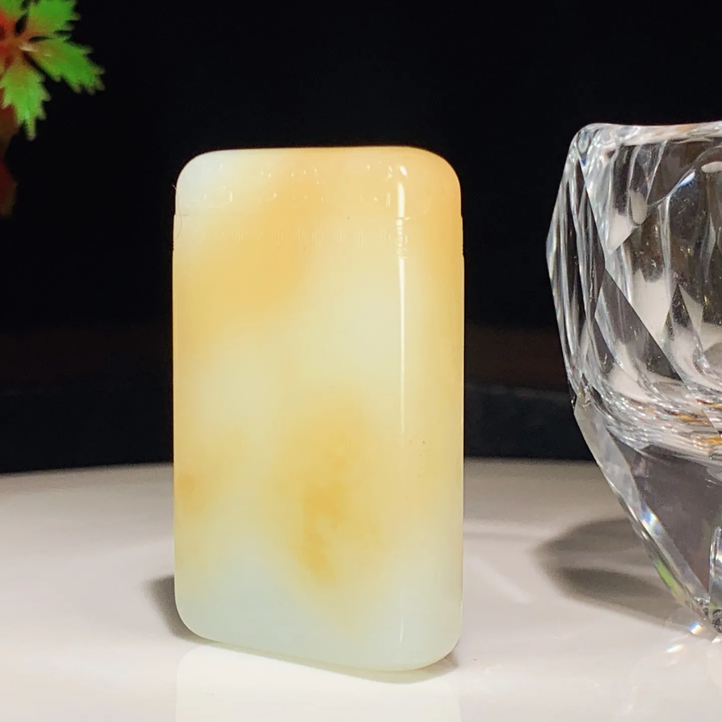 新疆和田玉且末糖平安无事牌挂件。尺寸46/30/9.5重36.5克。玉质细腻油润。手推出油。佩戴高端典雅。lt251115