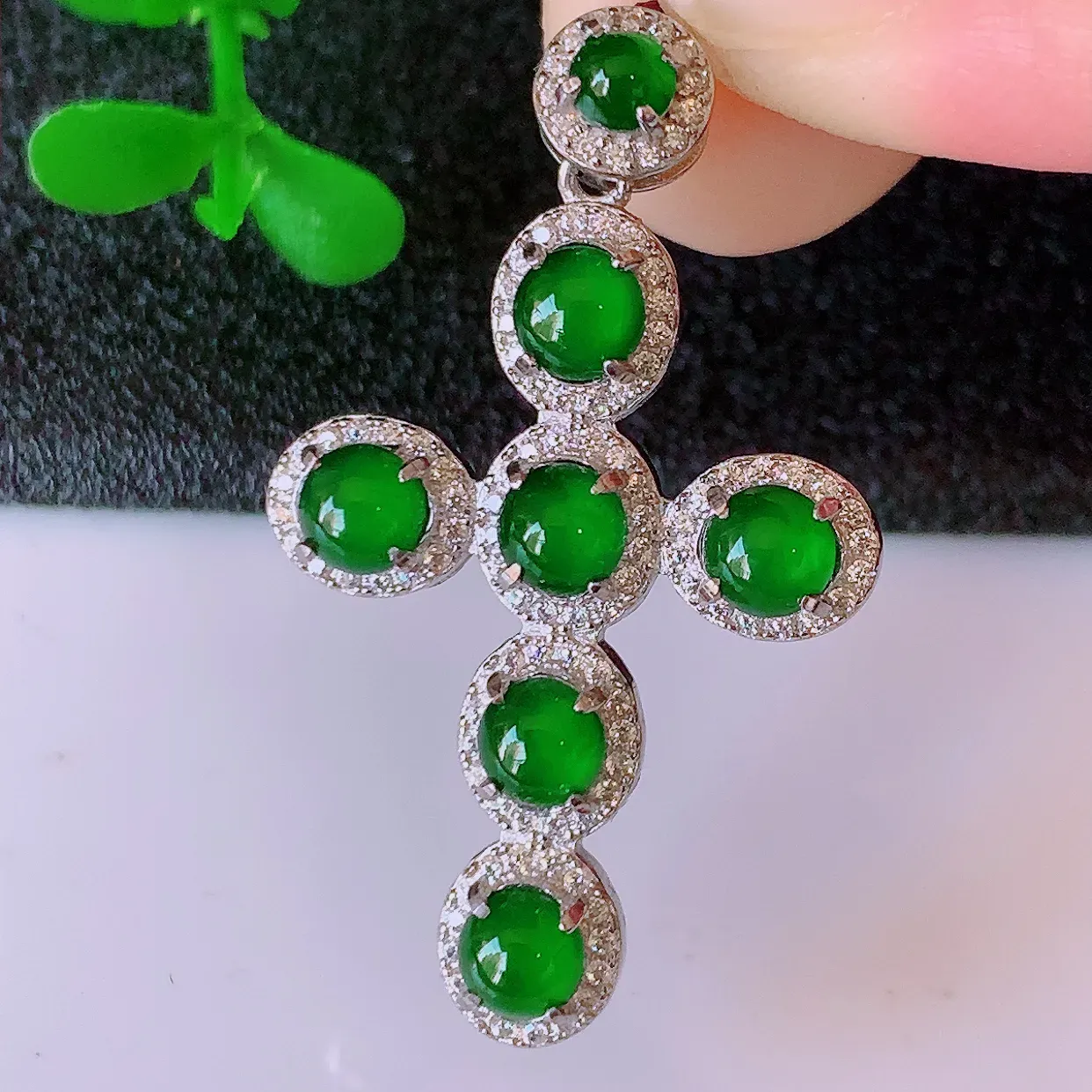 冰透满绿翡翠925银镶嵌十字架吊坠，自然光实拍，翠色灵动，颜色漂亮，种老水足，品相佳，佩戴佳品！#97.15整体36*21.5-5.5裸裸4*4