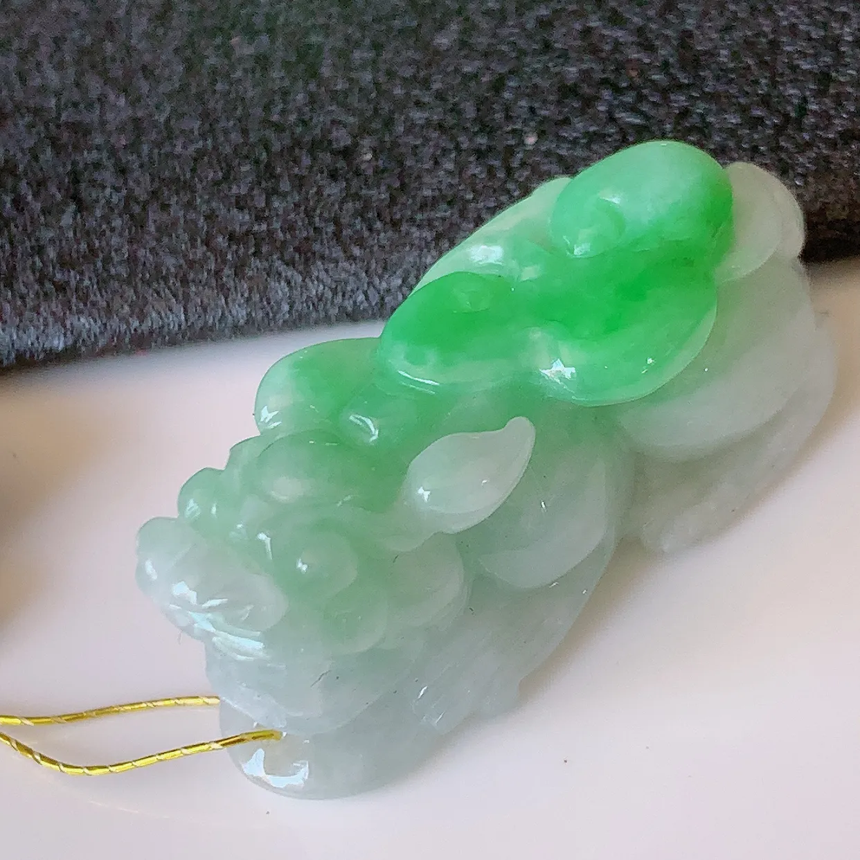 自然光实拍，水润飘绿翡翠招财貔貅吊坠，民间有“一摸貔貅运程旺盛，再摸貔貅财运滚滚，三摸貔貅平步青云 