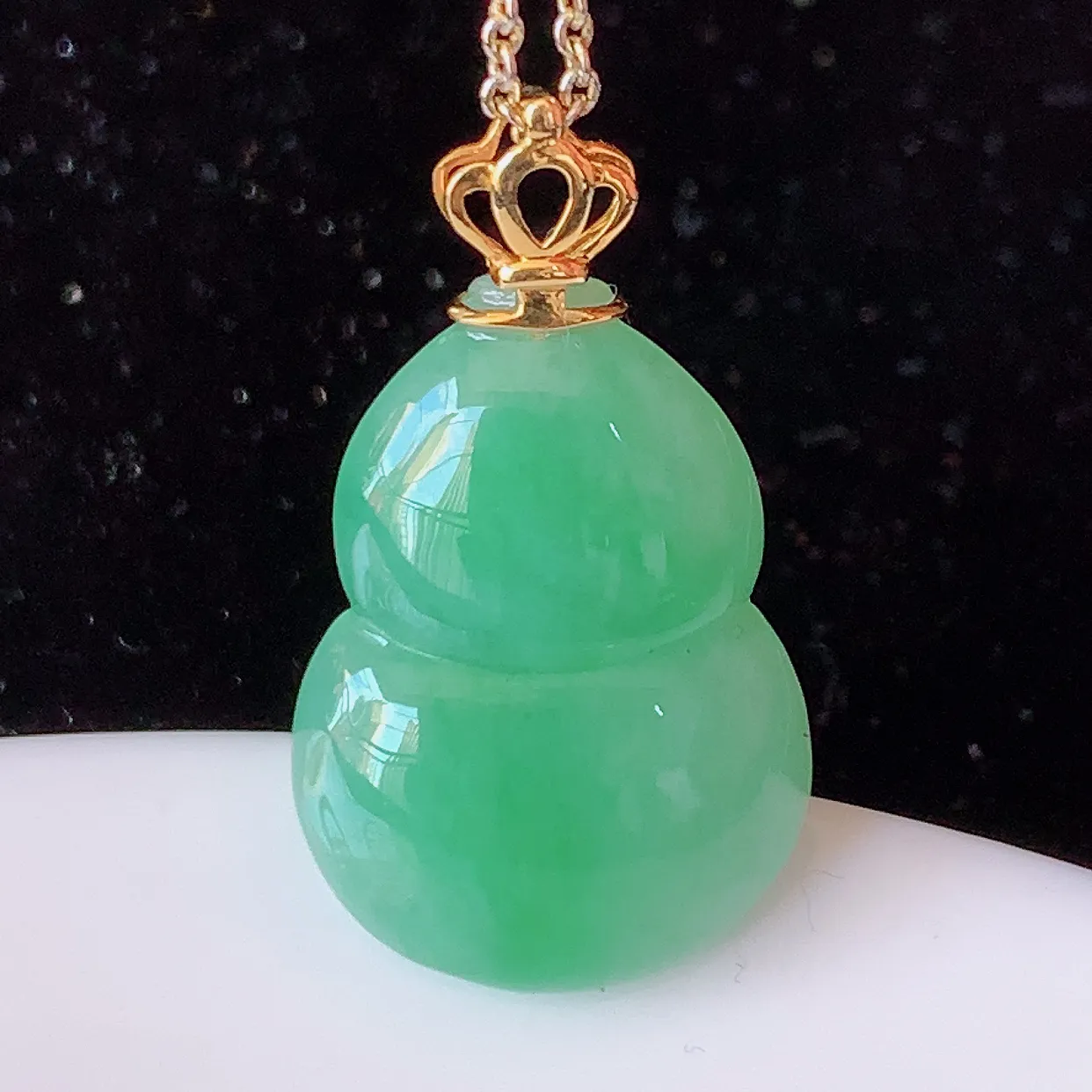 自然光实拍，18K金镶嵌满绿翡翠葫芦吊坠，翡翠葫芦，寓意福禄双全，财源滚滚，佩戴效果优雅迷人！#83.15整体28.8-裸石22*15.5*5