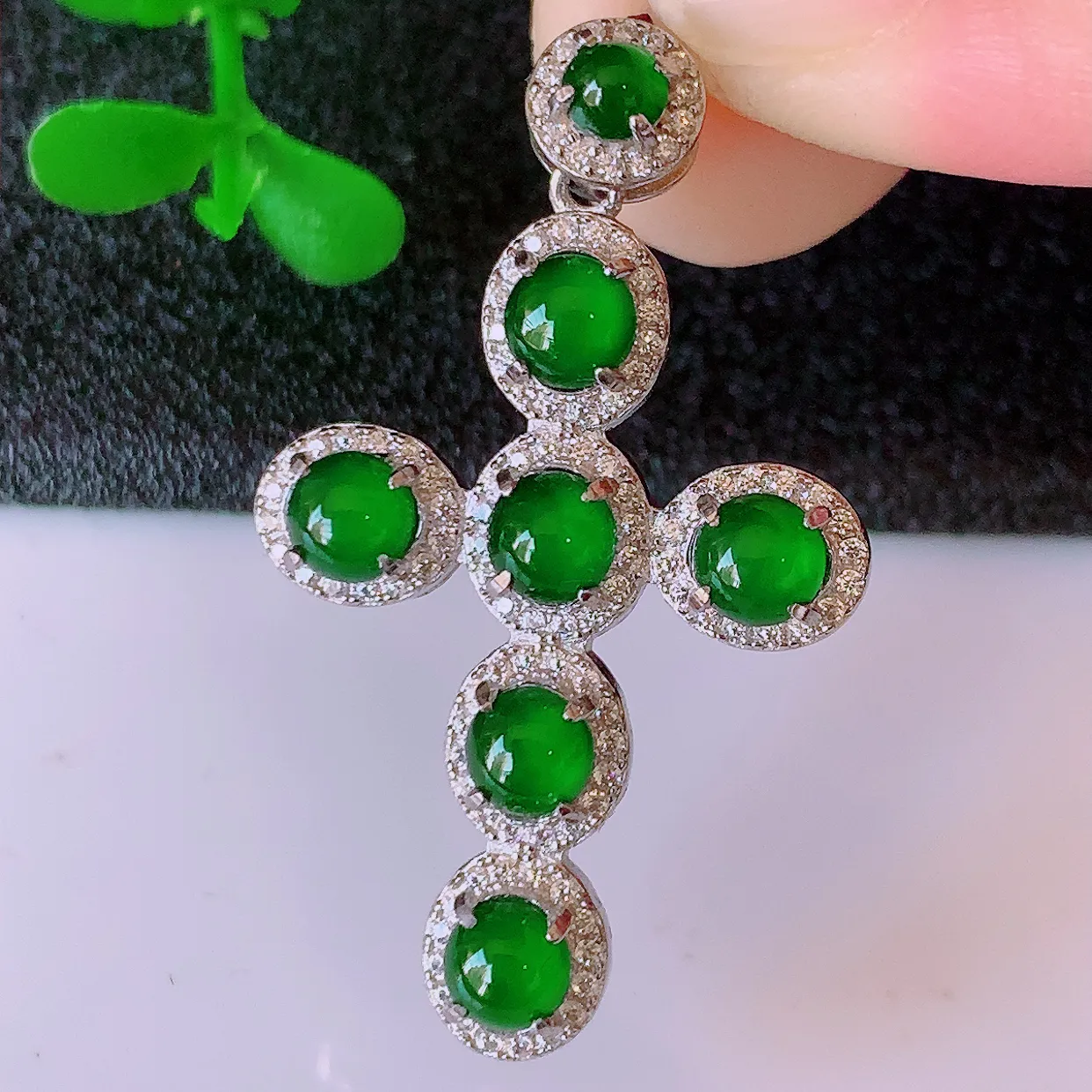 冰透满绿翡翠925银镶嵌十字架吊坠，自然光实拍，翠色灵动，颜色漂亮，种老水足，品相佳，佩戴佳品！#9