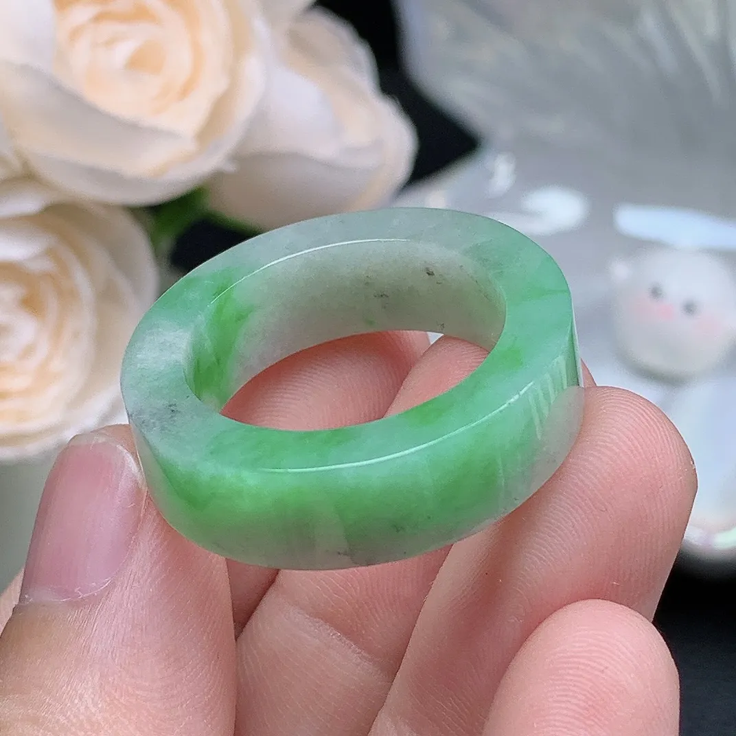 缅甸老坑种翡翠大圈口飘绿乌鸡方戒指玉指环  水润通透 尺寸：22.3-8.1-4.5mm 29号圈口6S